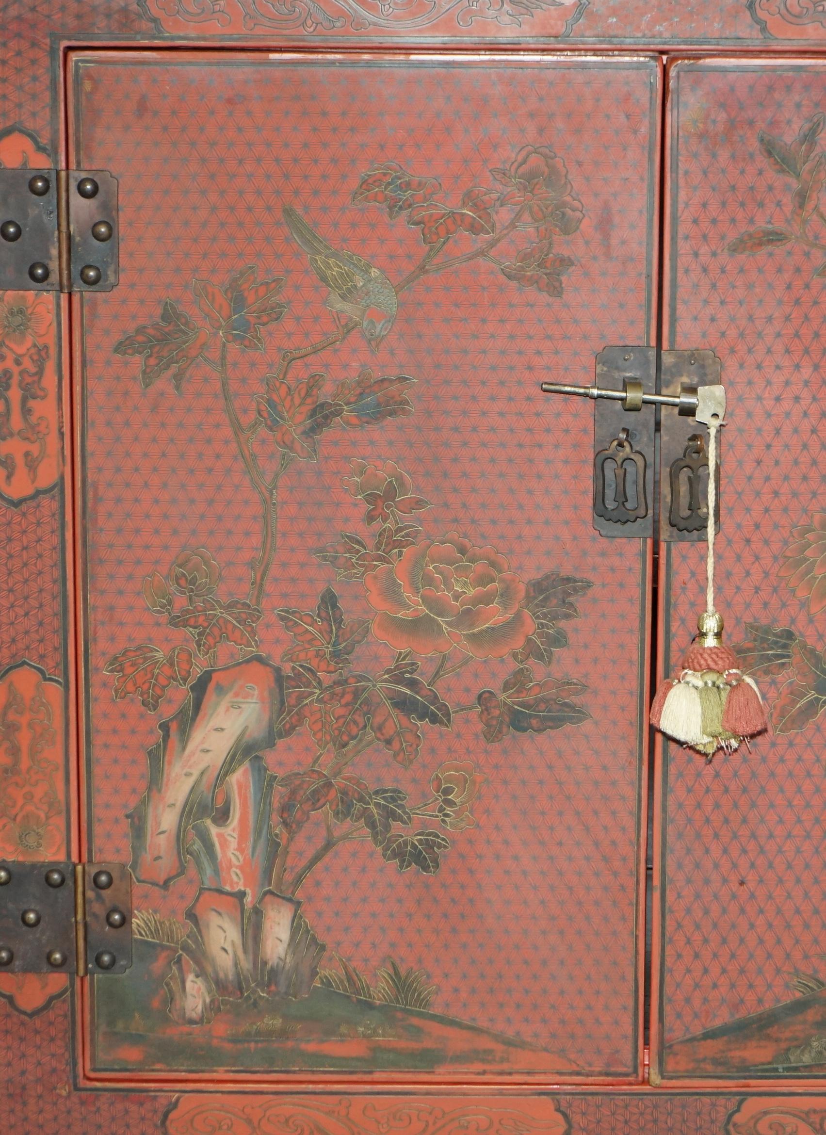 Dekoratives antikes chinesisches Chinoiserie-Sideboard, geblümt bemalt und lackiert, Dekoratives Sideboard im Angebot 3