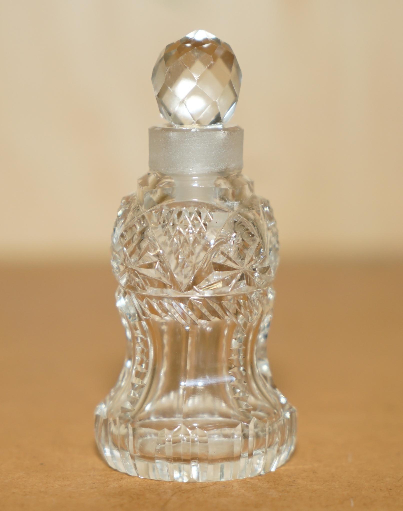 Royal House Antiques

The House Antiques a le plaisir d'offrir à la vente ce superbe flacon de parfum en cristal en verre taillé de style Art Déco, datant de 1920.

Le corps principal et le bouchon sont en cristal de verre fortement taillé, la