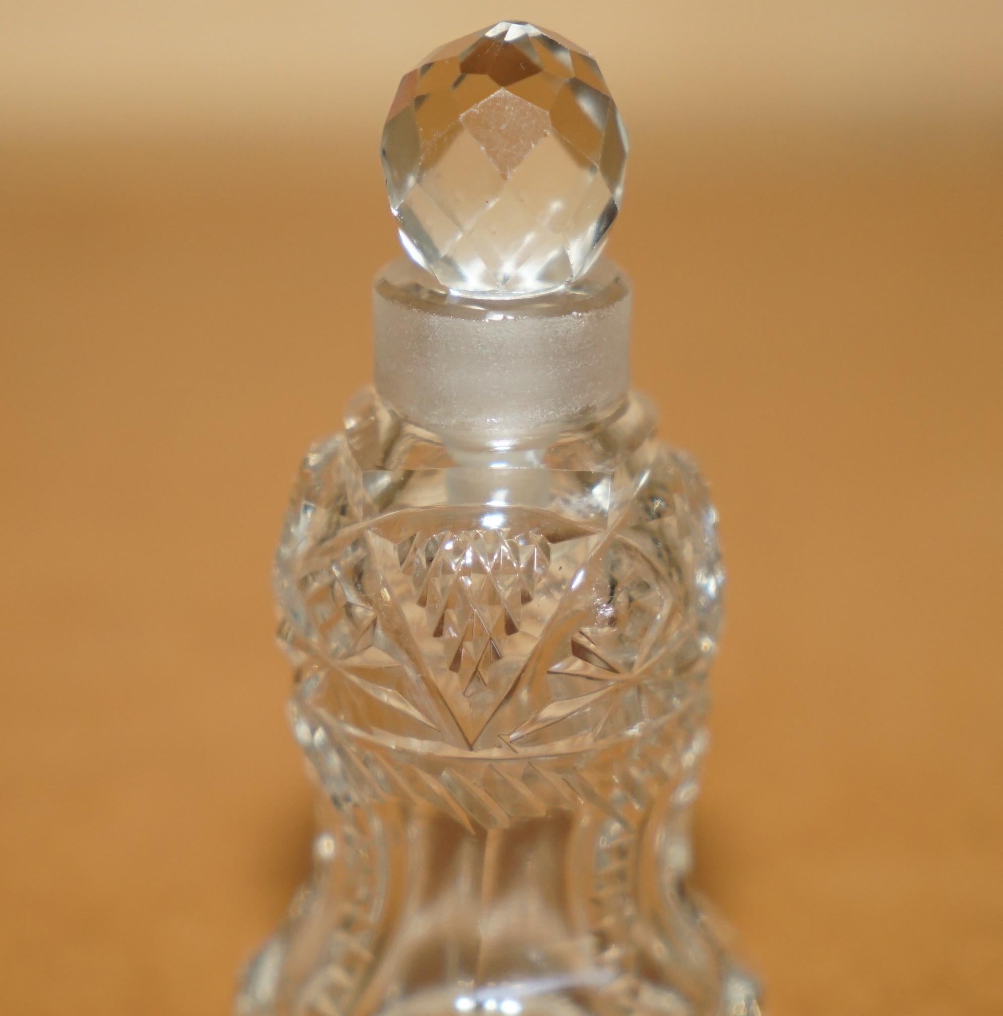 Art déco BOUTEILLE DE PARFUM DE TABLE DECORATIVE ANTIQUE EN VERRE COULÉ EN CRISTAL COLLECTABLE en vente