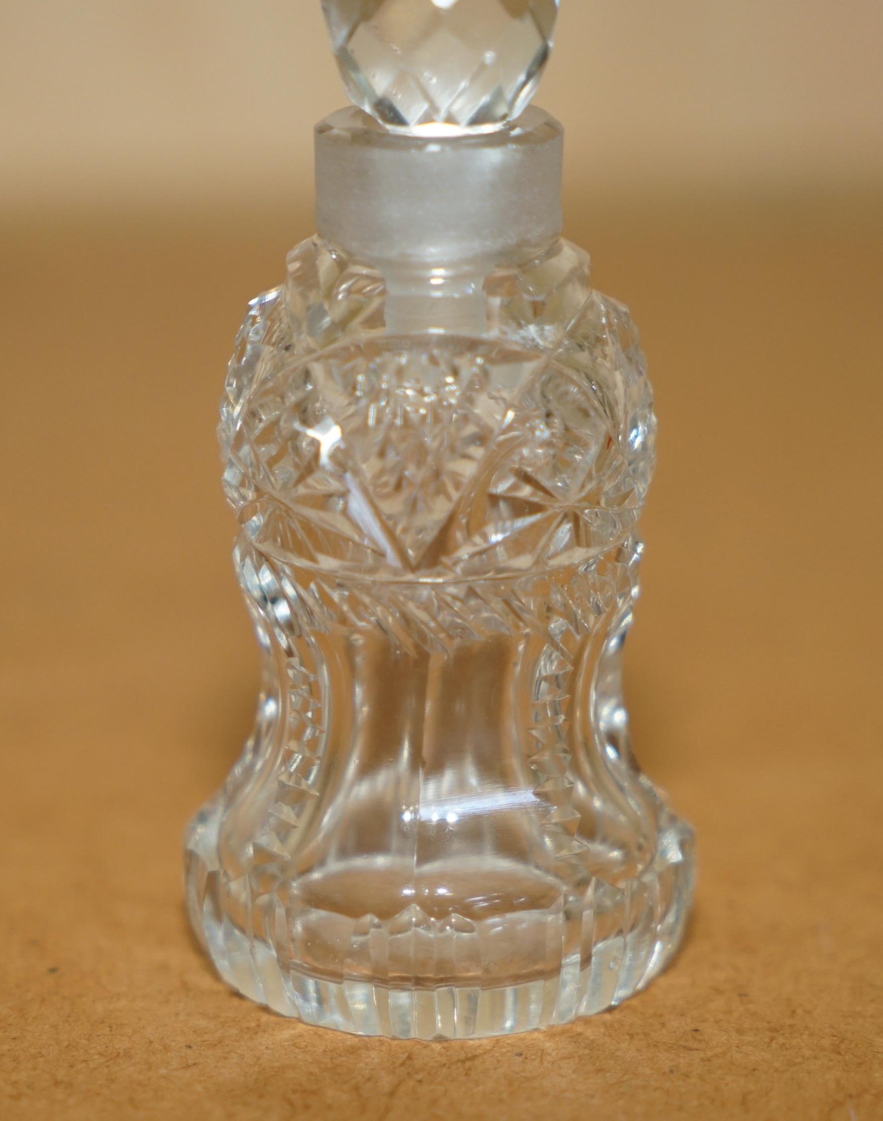 Anglais BOUTEILLE DE PARFUM DE TABLE DECORATIVE ANTIQUE EN VERRE COULÉ EN CRISTAL COLLECTABLE en vente