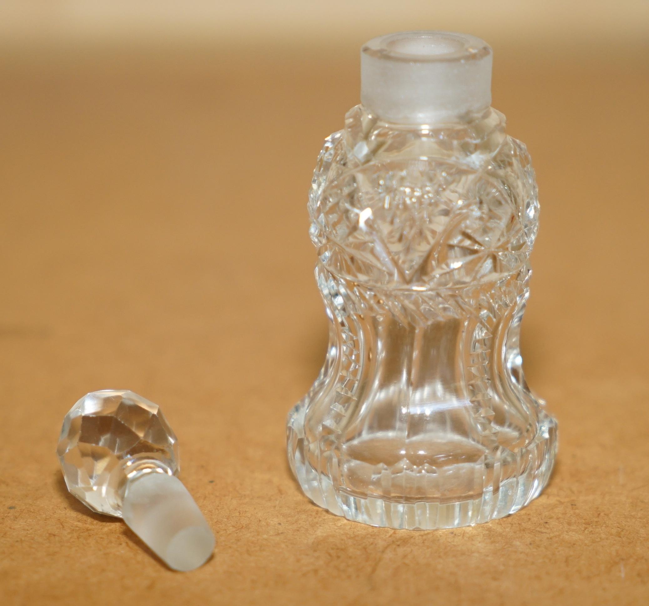 Fait main BOUTEILLE DE PARFUM DE TABLE DECORATIVE ANTIQUE EN VERRE COULÉ EN CRISTAL COLLECTABLE en vente