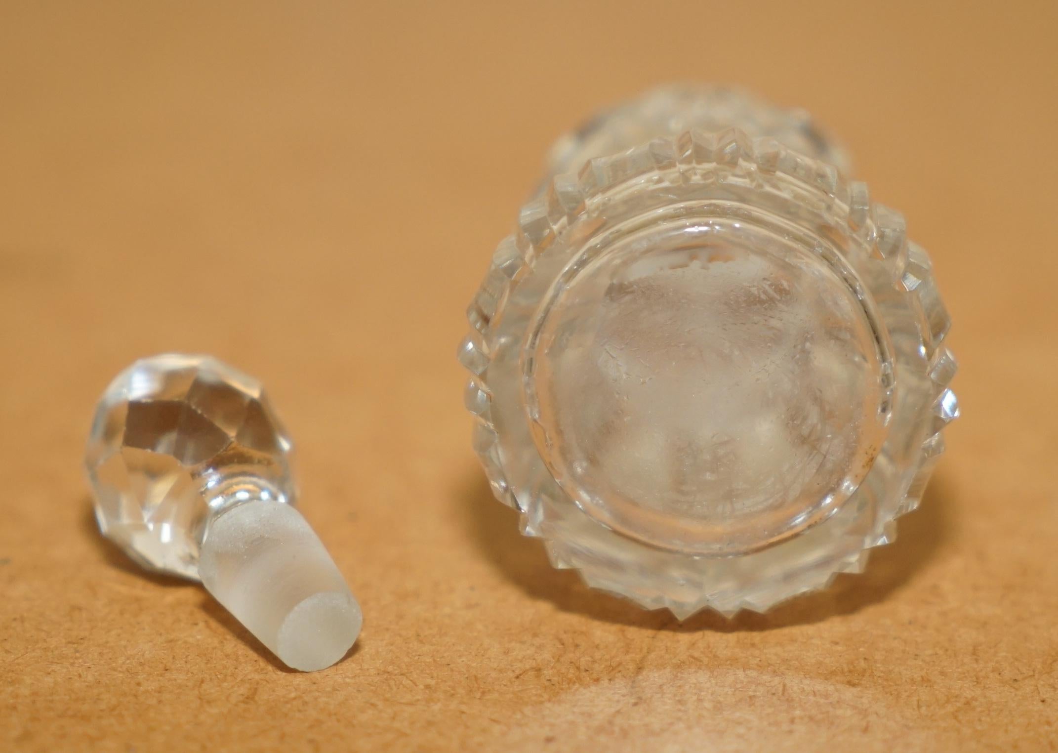 BOUTEILLE DE PARFUM DE TABLE DECORATIVE ANTIQUE EN VERRE COULÉ EN CRISTAL COLLECTABLE Bon état - En vente à West Sussex, Pulborough