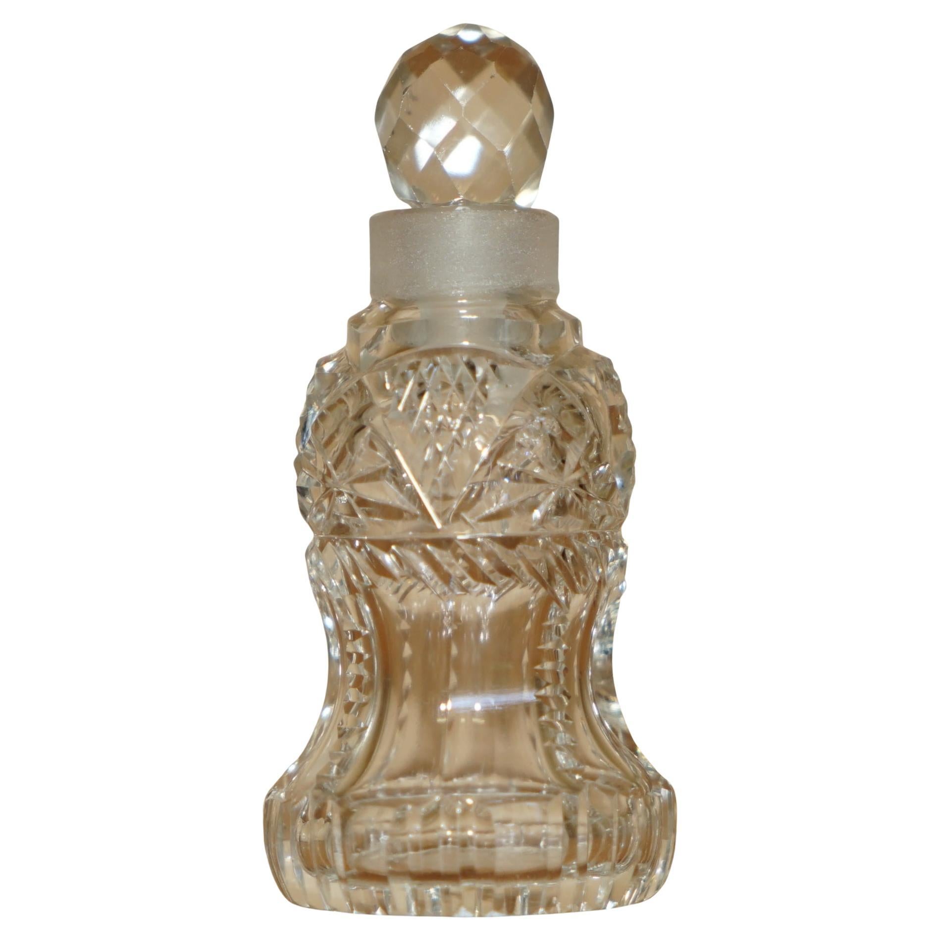 BOUTEILLE DE PARFUM DE TABLE DECORATIVE ANTIQUE EN VERRE COULÉ EN CRISTAL COLLECTABLE