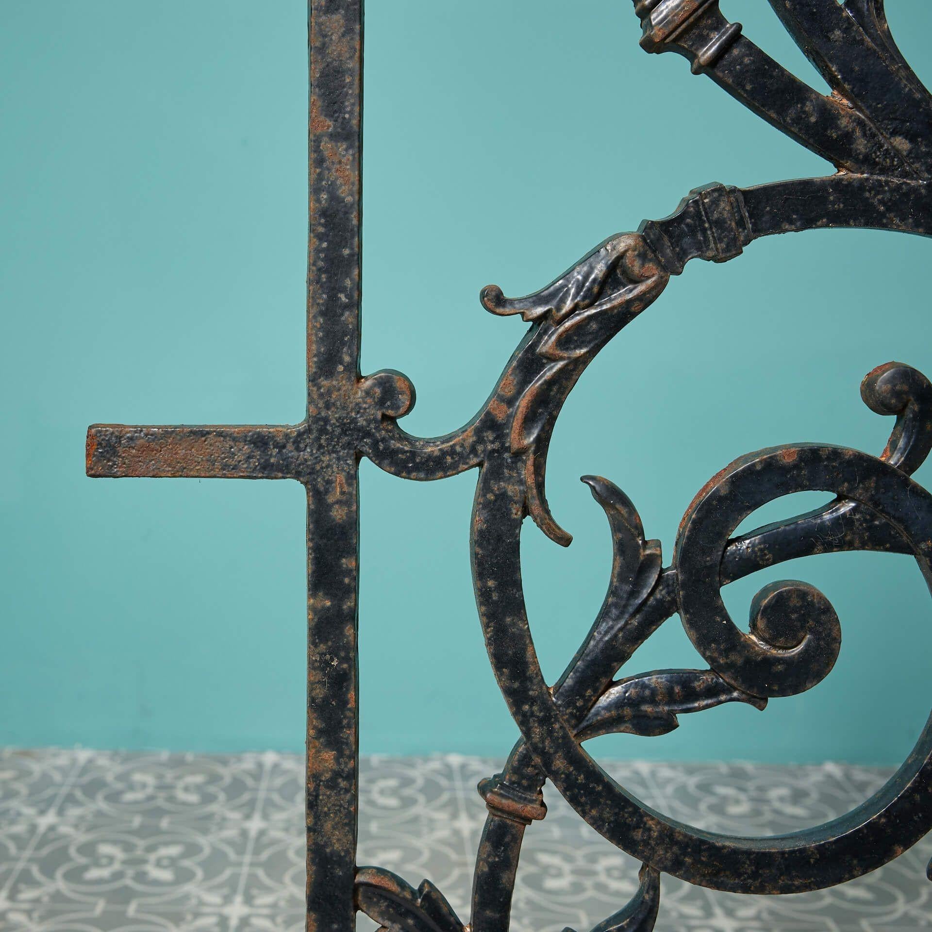 Decorative Antique English Cast Iron Railing Panel In Fair Condition For Sale In Wormelow, Herefordshire