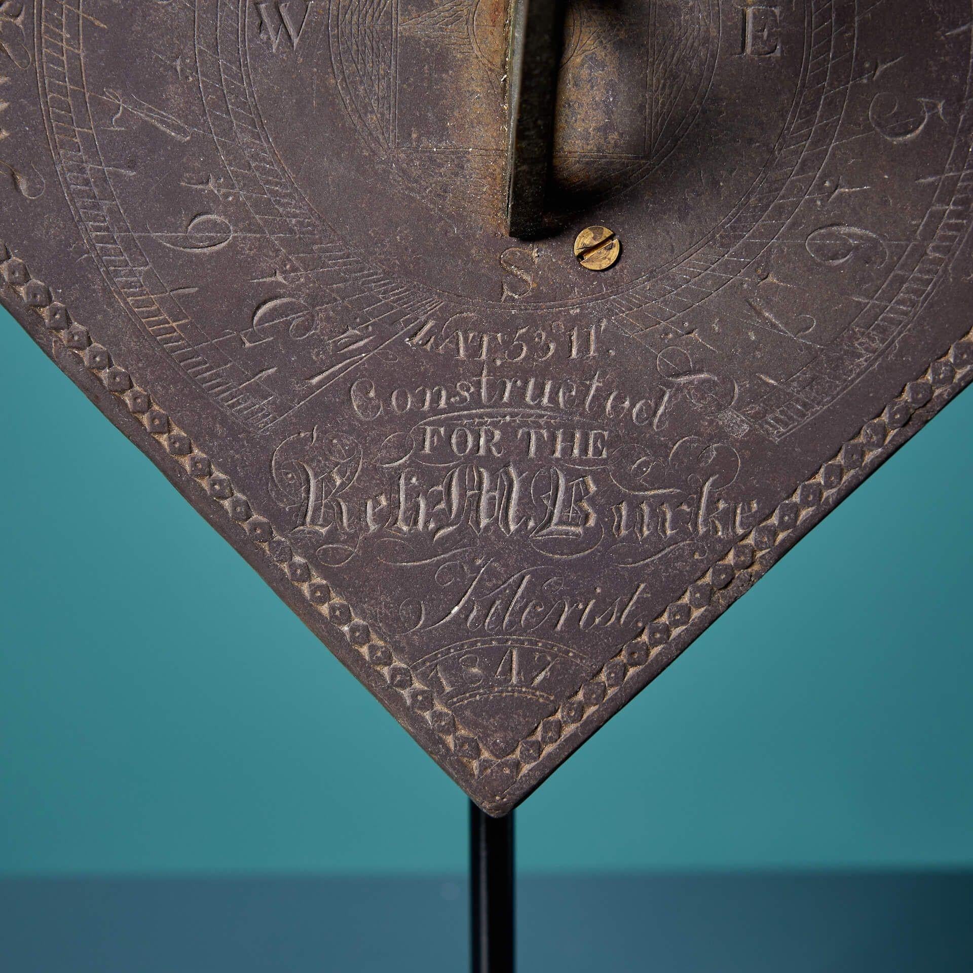 Reloj de Sol Decorativo de Pizarra Inglés Antiguo sobre Soporte c.1842 Victoriano en venta