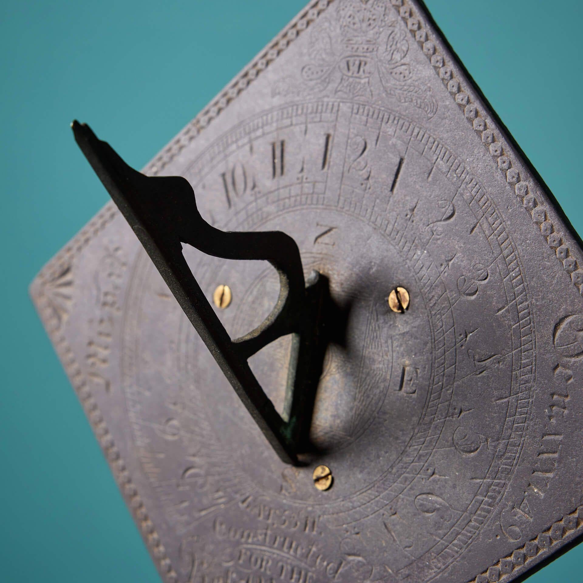 Reloj de Sol Decorativo de Pizarra Inglés Antiguo sobre Soporte c.1842 en Bastante bueno estado para la venta en Wormelow, Herefordshire