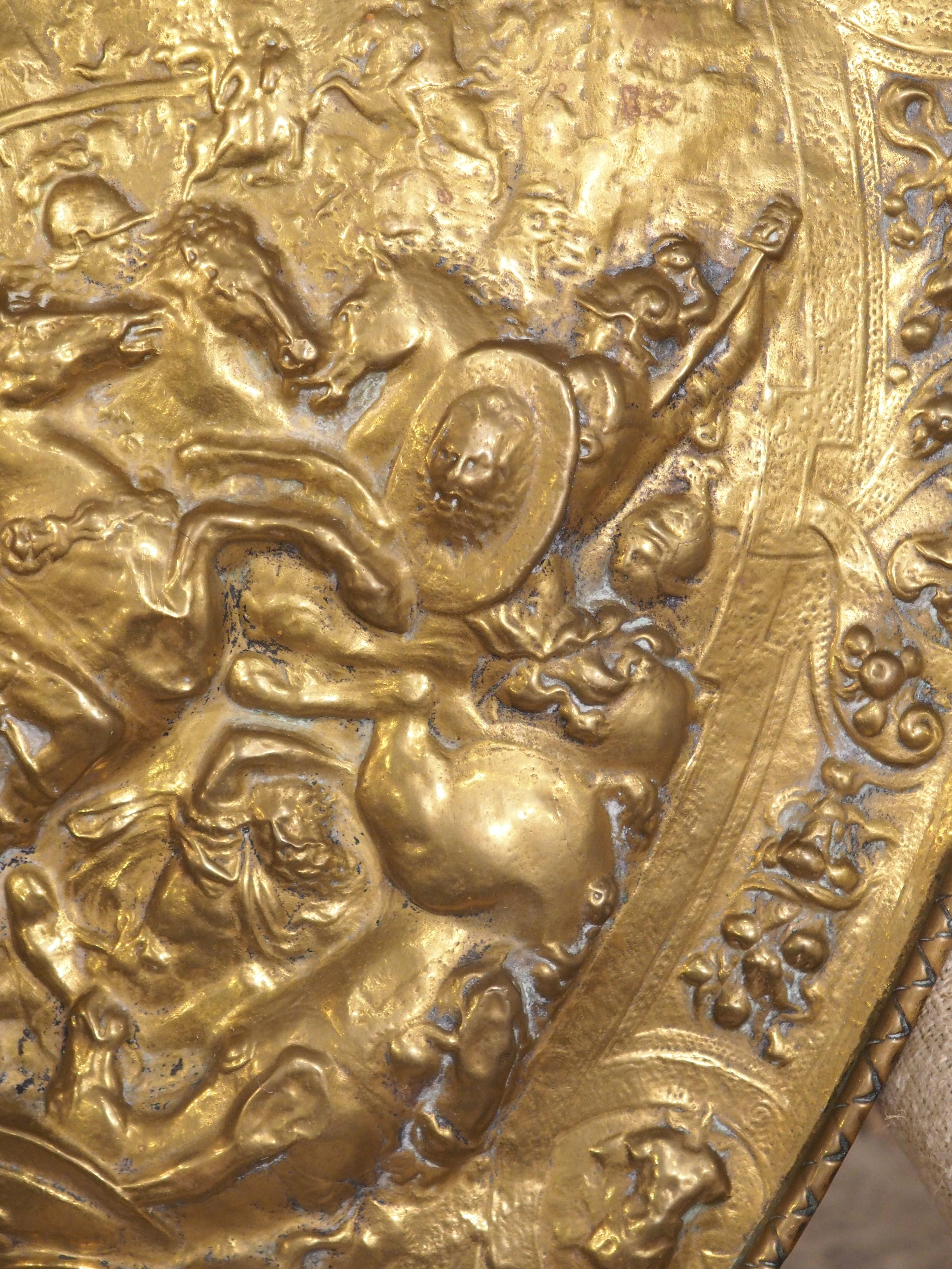 Scudo da parata decorativo Antique French Repousse in ottone, fine '800 2