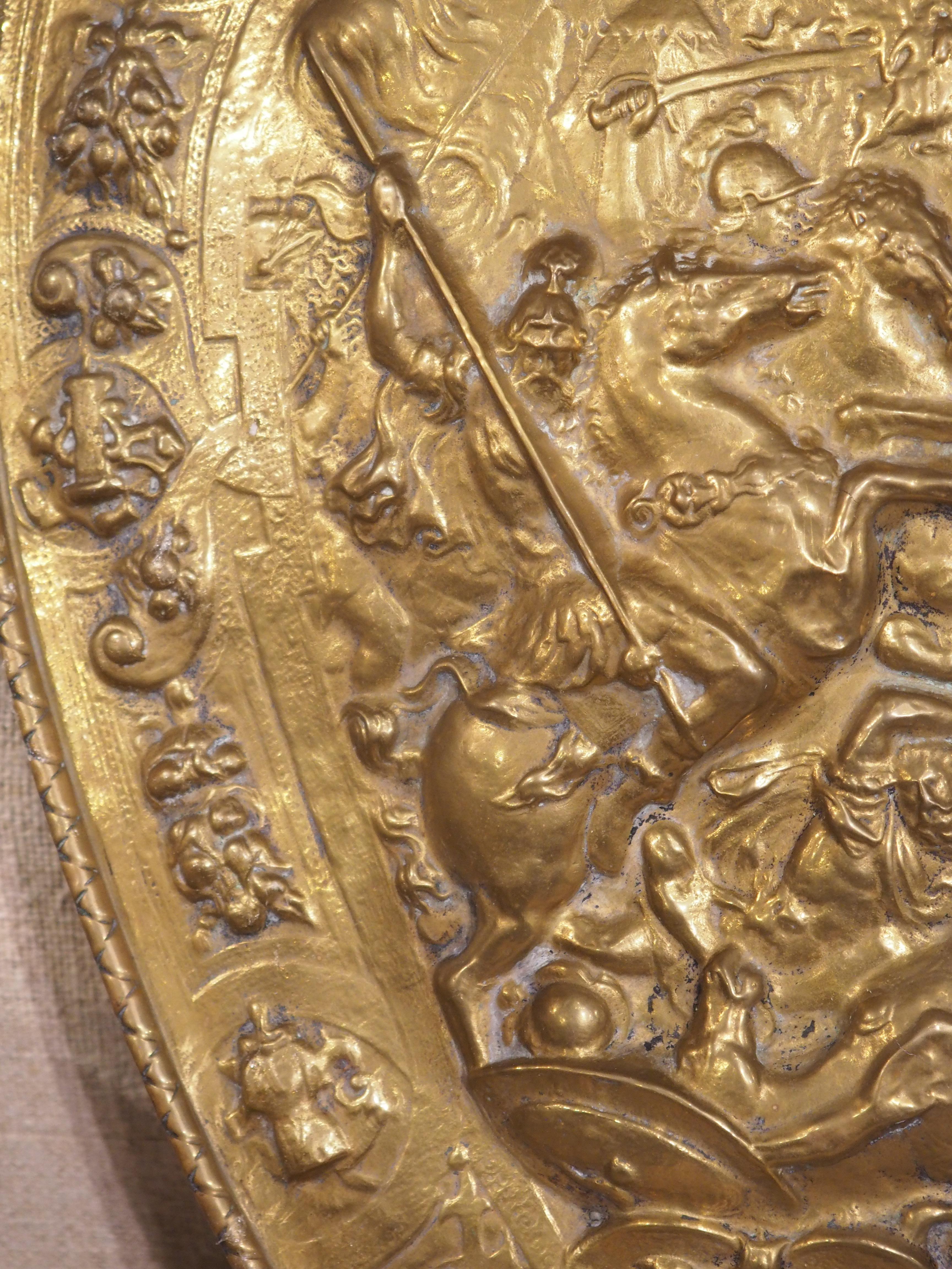 Scudo da parata decorativo Antique French Repousse in ottone, fine '800 3