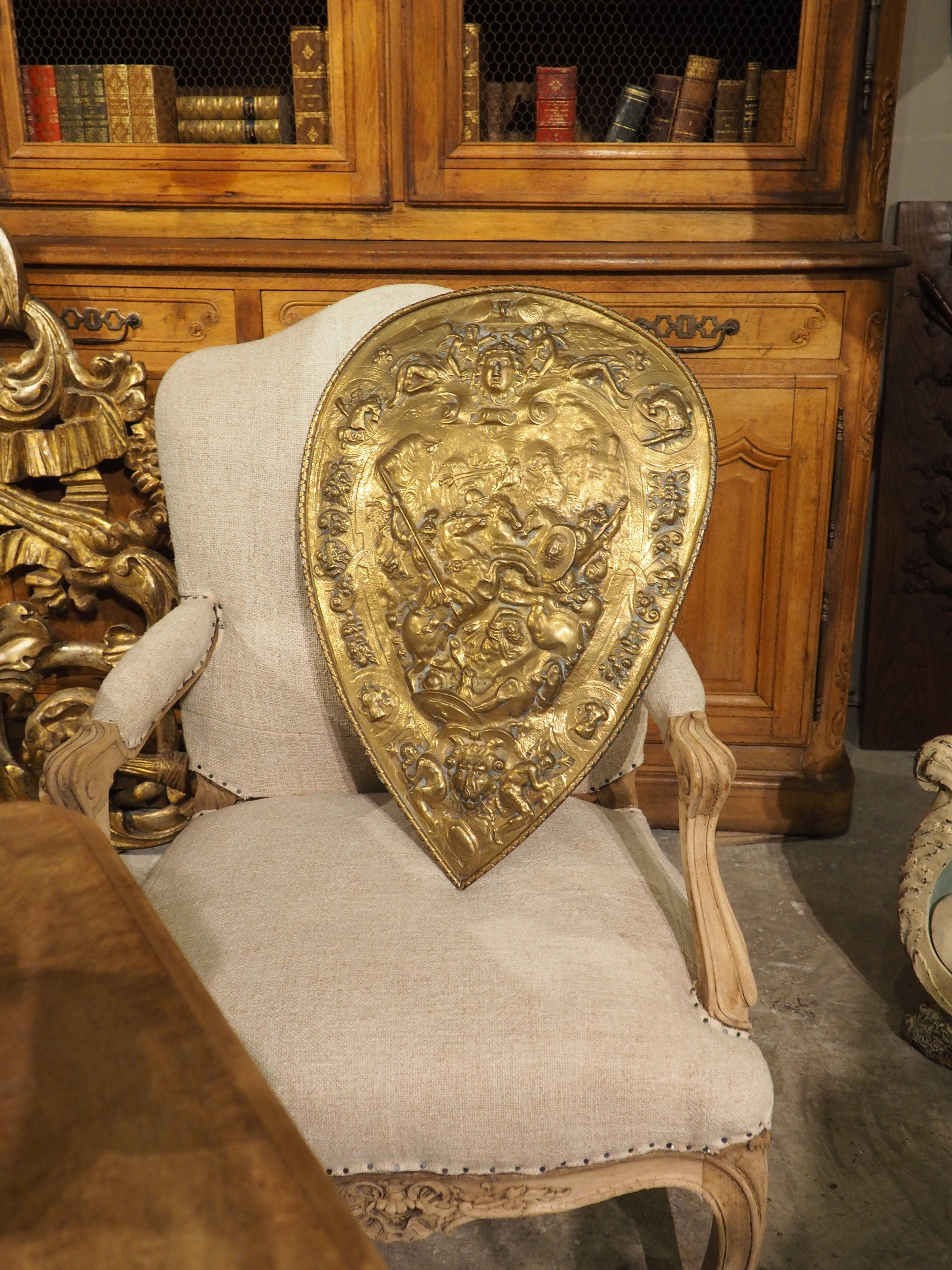 Scudo da parata decorativo Antique French Repousse in ottone, fine '800 4