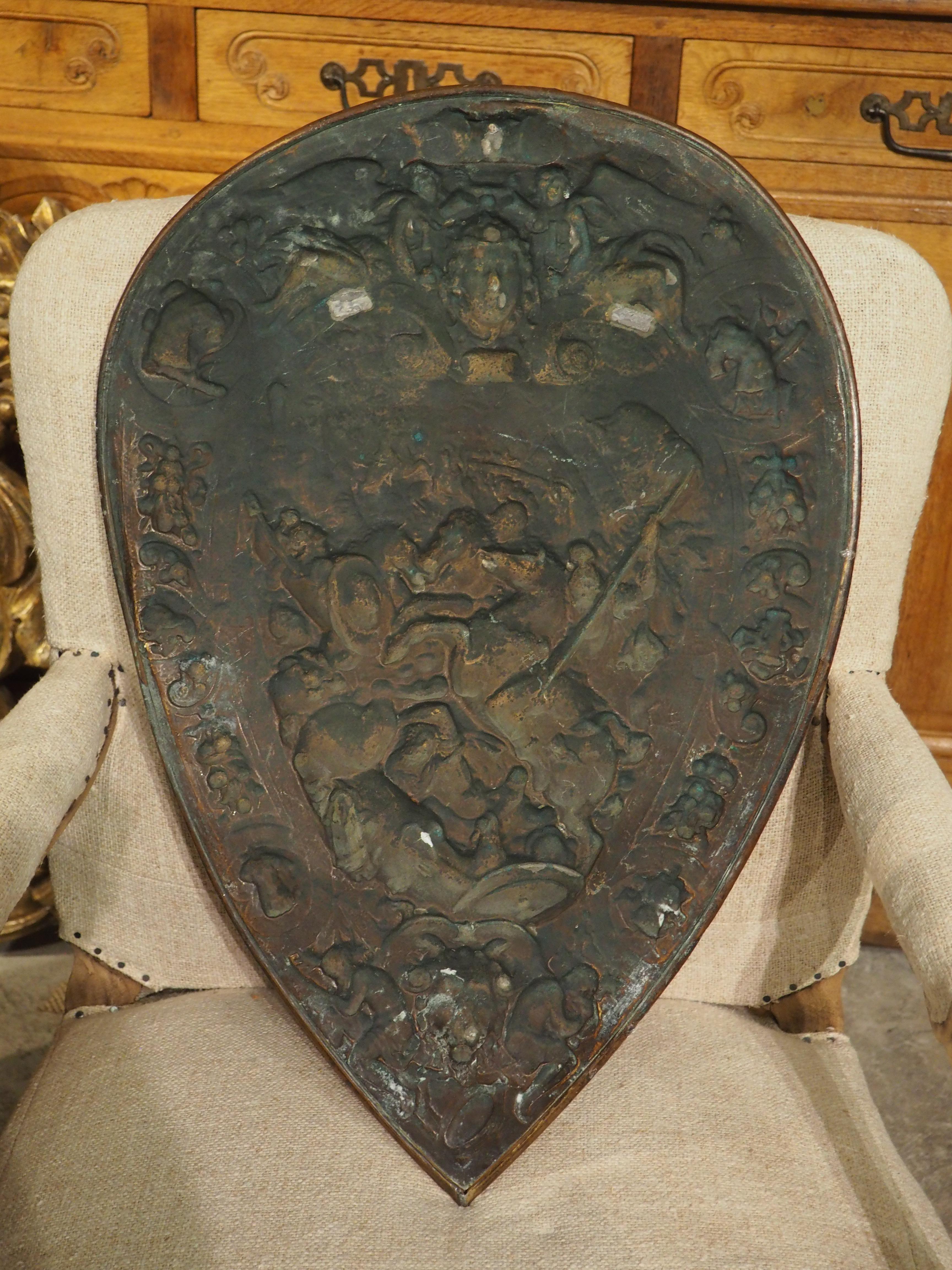 Scudo da parata decorativo Antique French Repousse in ottone, fine '800 5
