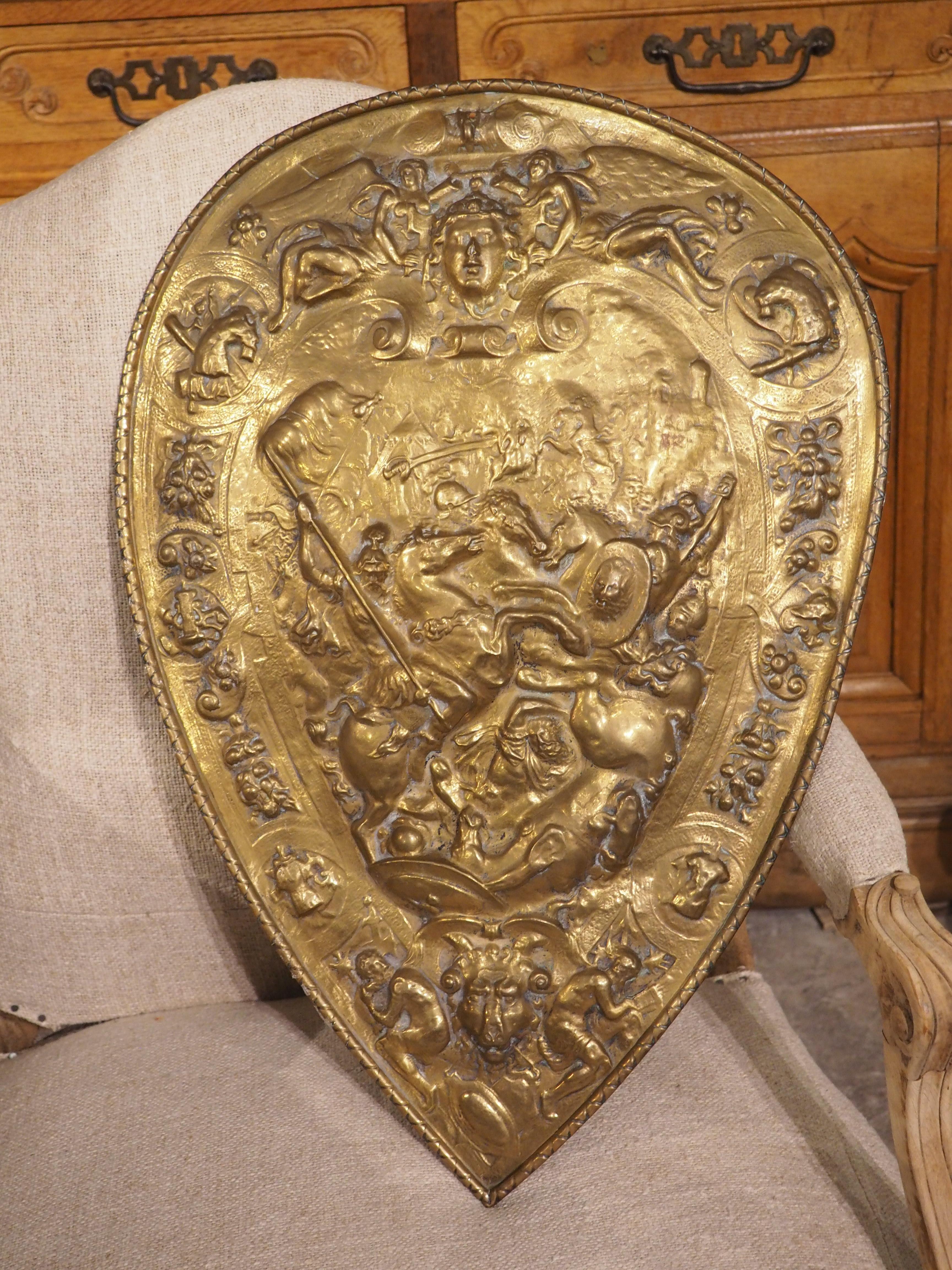 Scudo da parata decorativo Antique French Repousse in ottone, fine '800 7