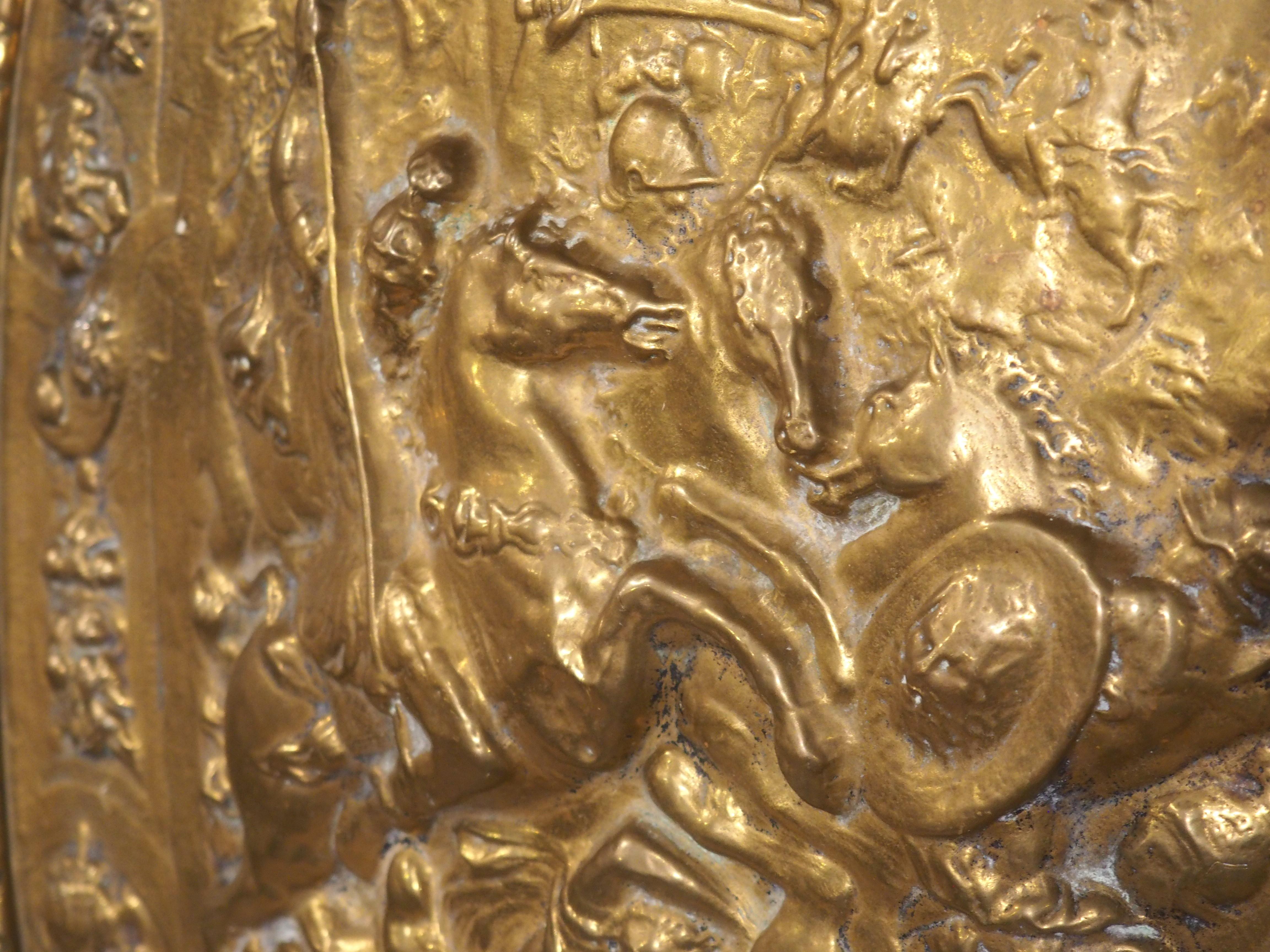 Rinascimento Scudo da parata decorativo Antique French Repousse in ottone, fine '800