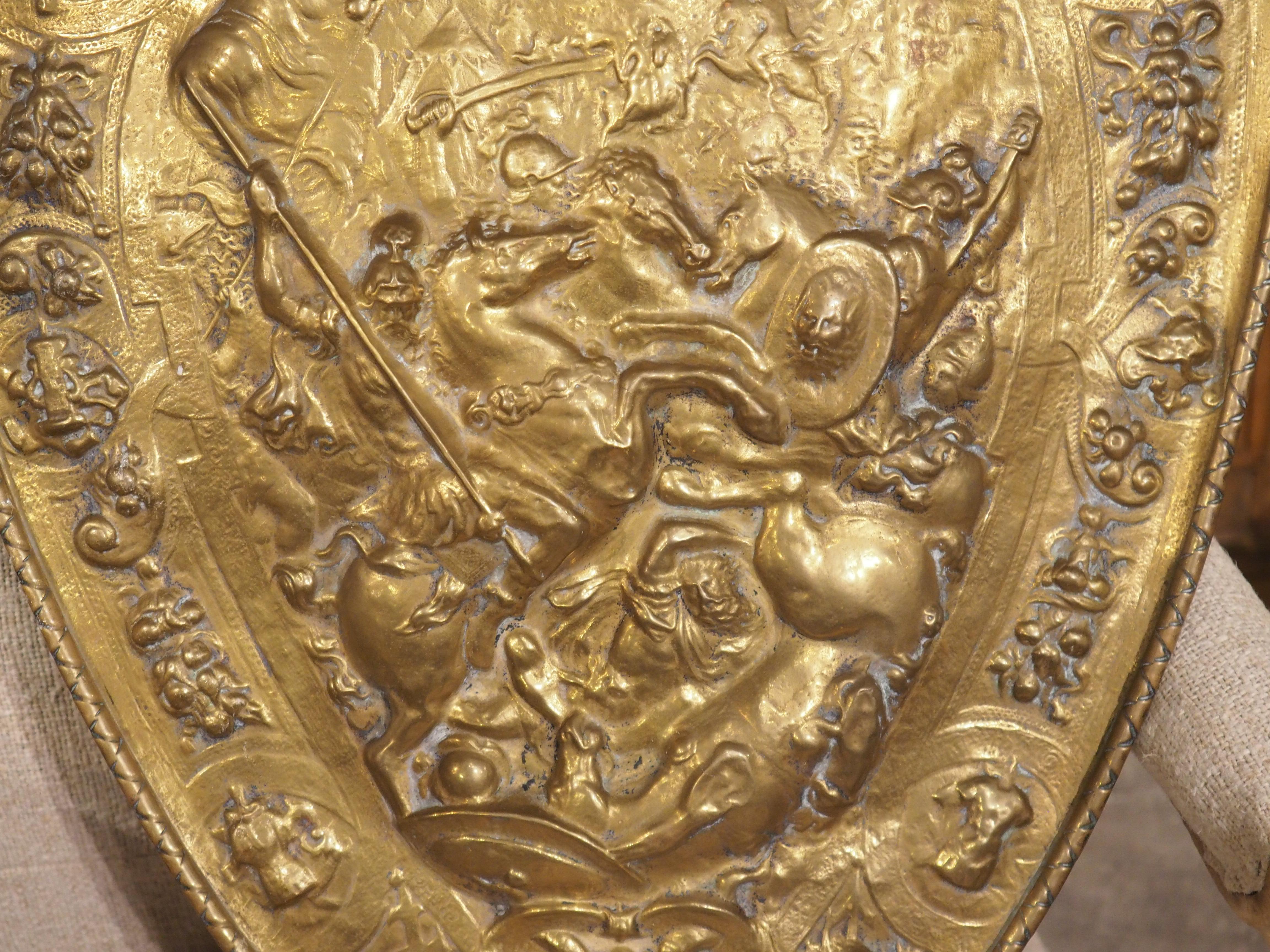 Francese Scudo da parata decorativo Antique French Repousse in ottone, fine '800