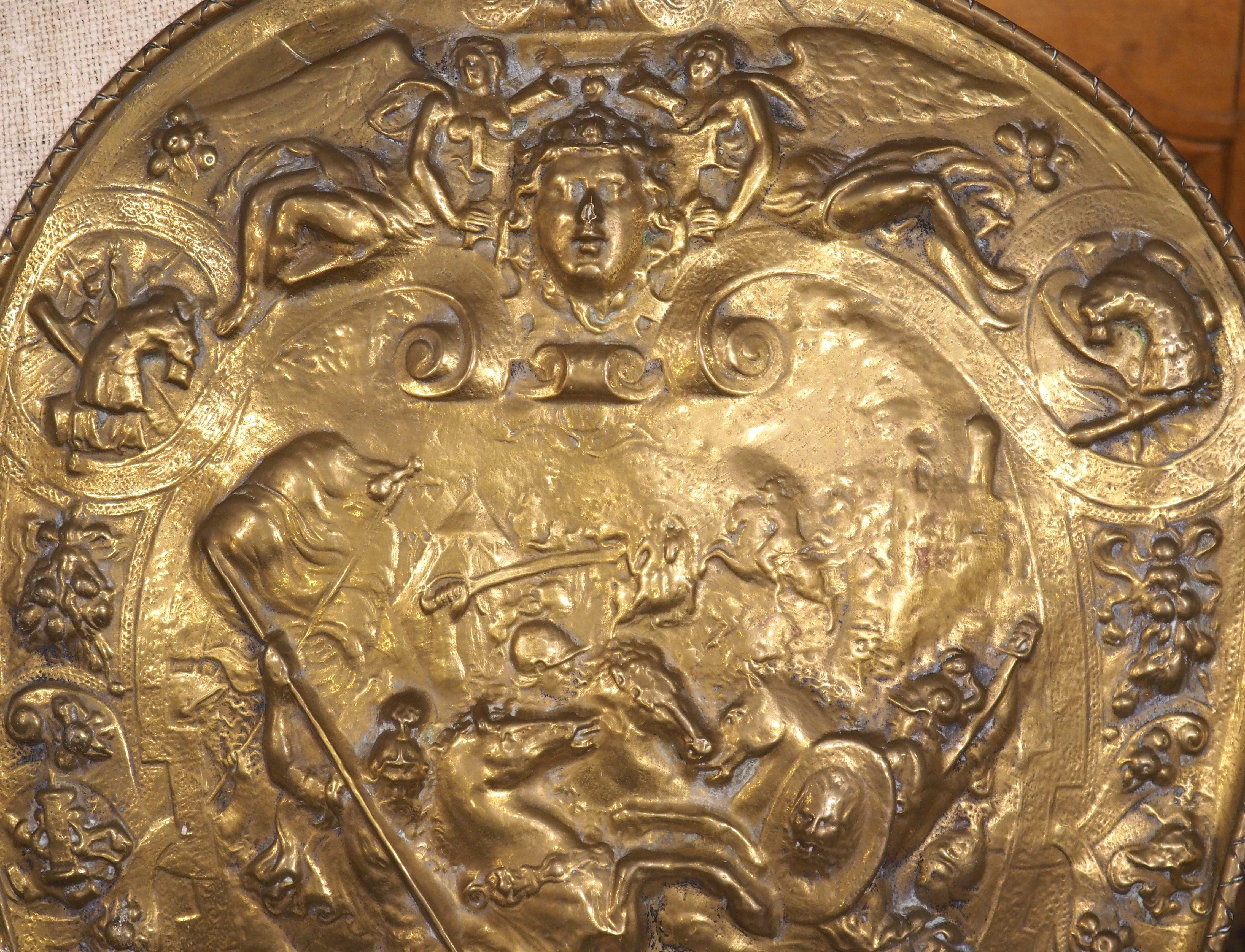 Sbalzo Scudo da parata decorativo Antique French Repousse in ottone, fine '800