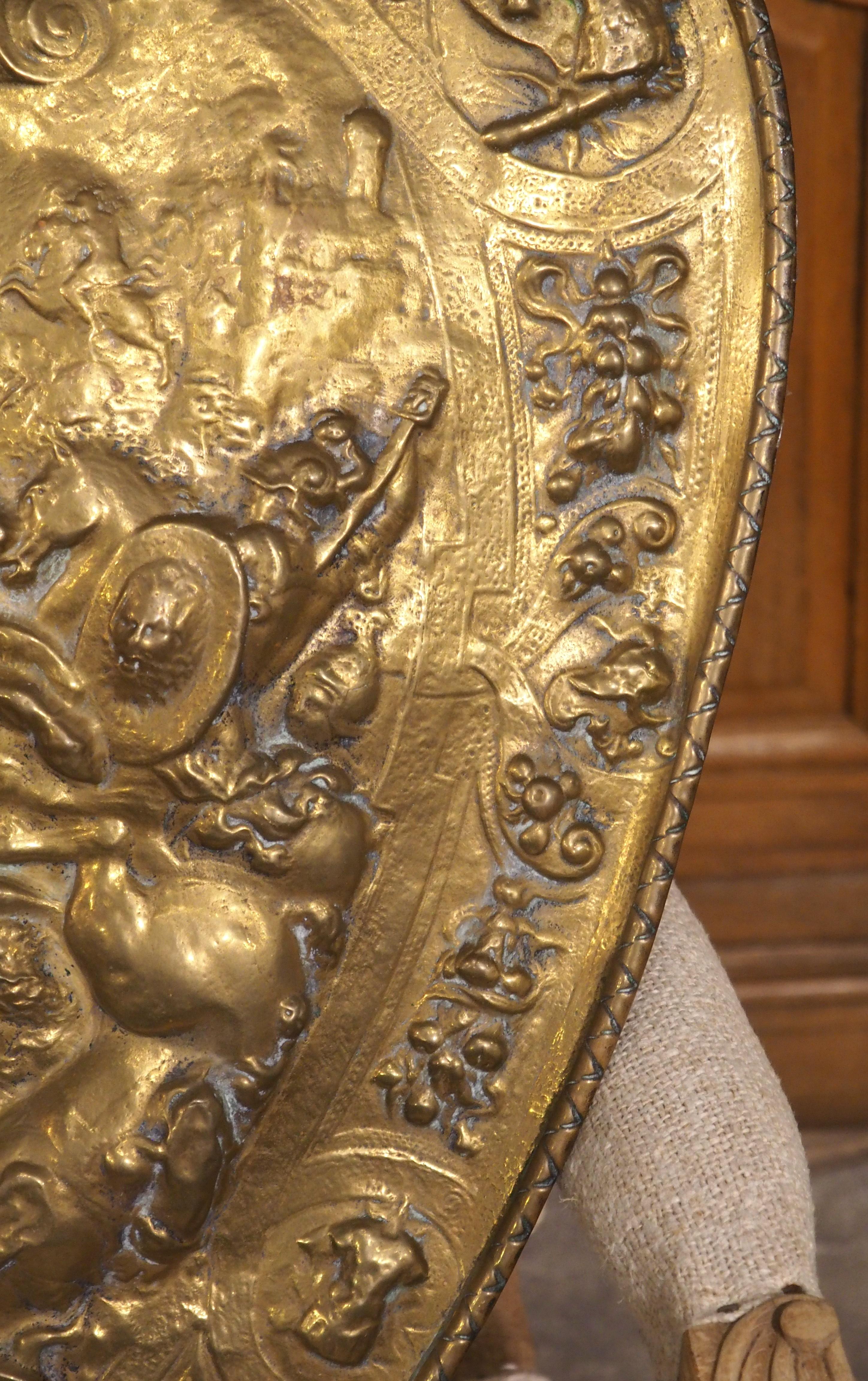 Scudo da parata decorativo Antique French Repousse in ottone, fine '800 In condizioni buone a Dallas, TX