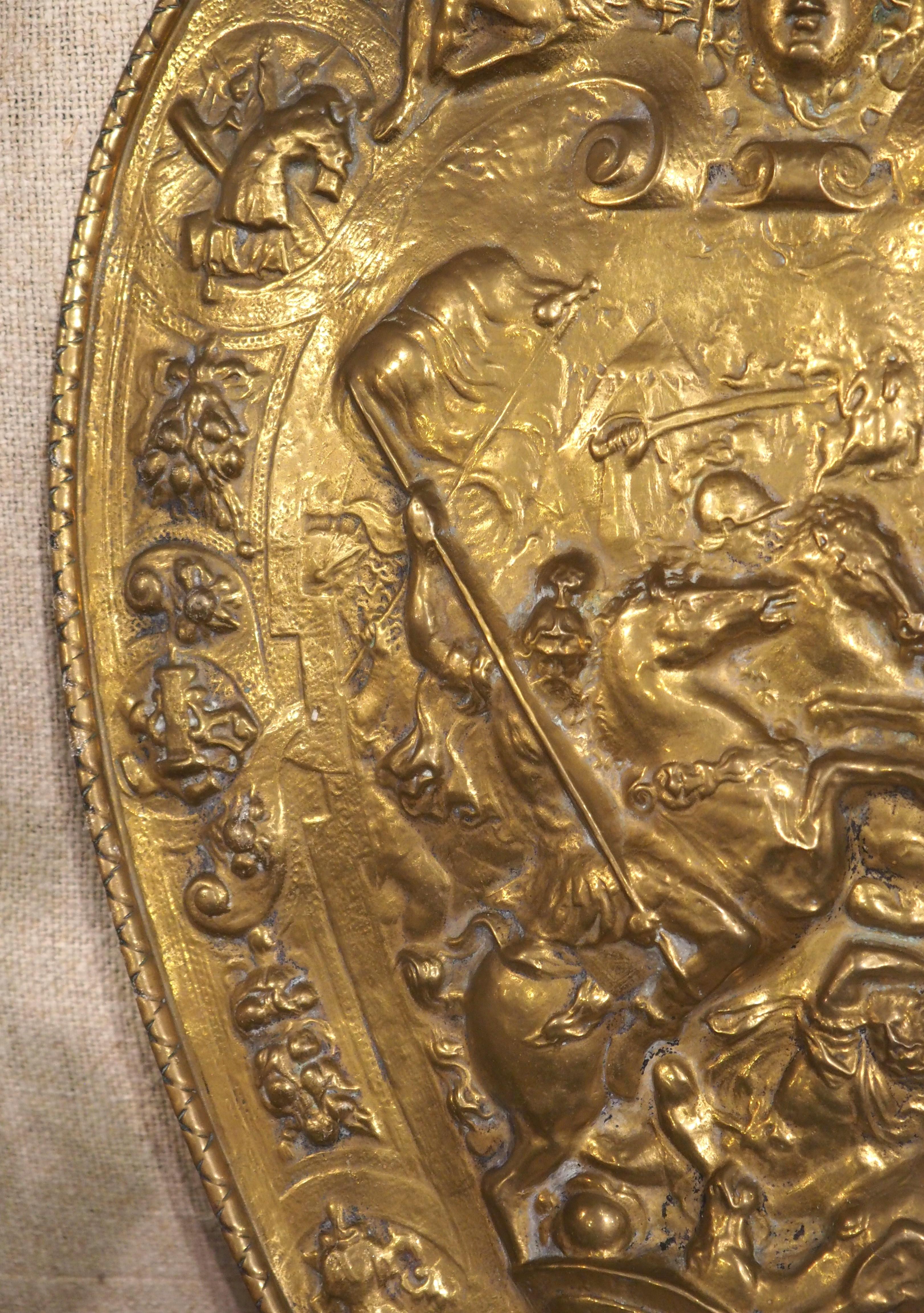 XIX secolo Scudo da parata decorativo Antique French Repousse in ottone, fine '800