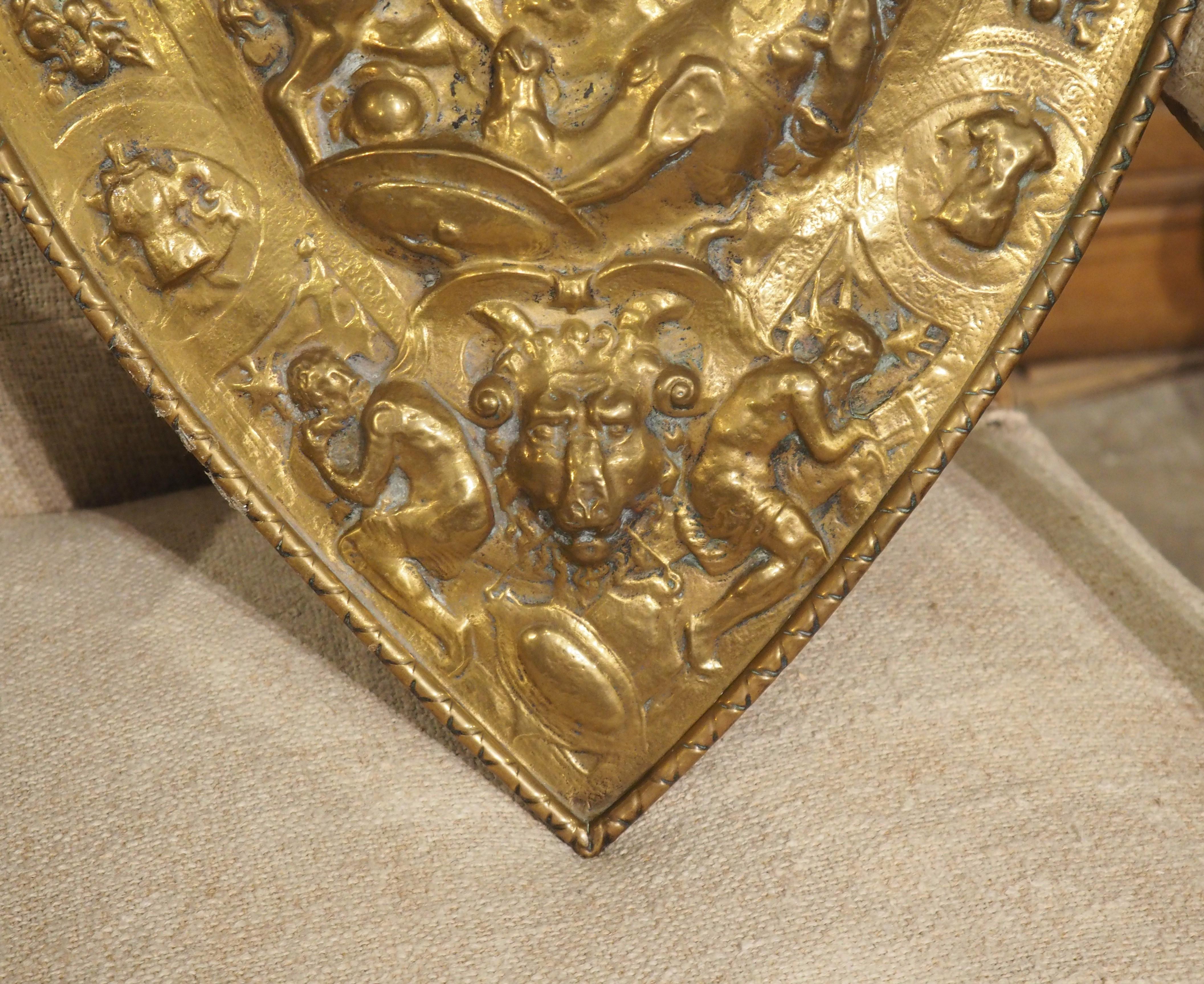 Metallo Scudo da parata decorativo Antique French Repousse in ottone, fine '800