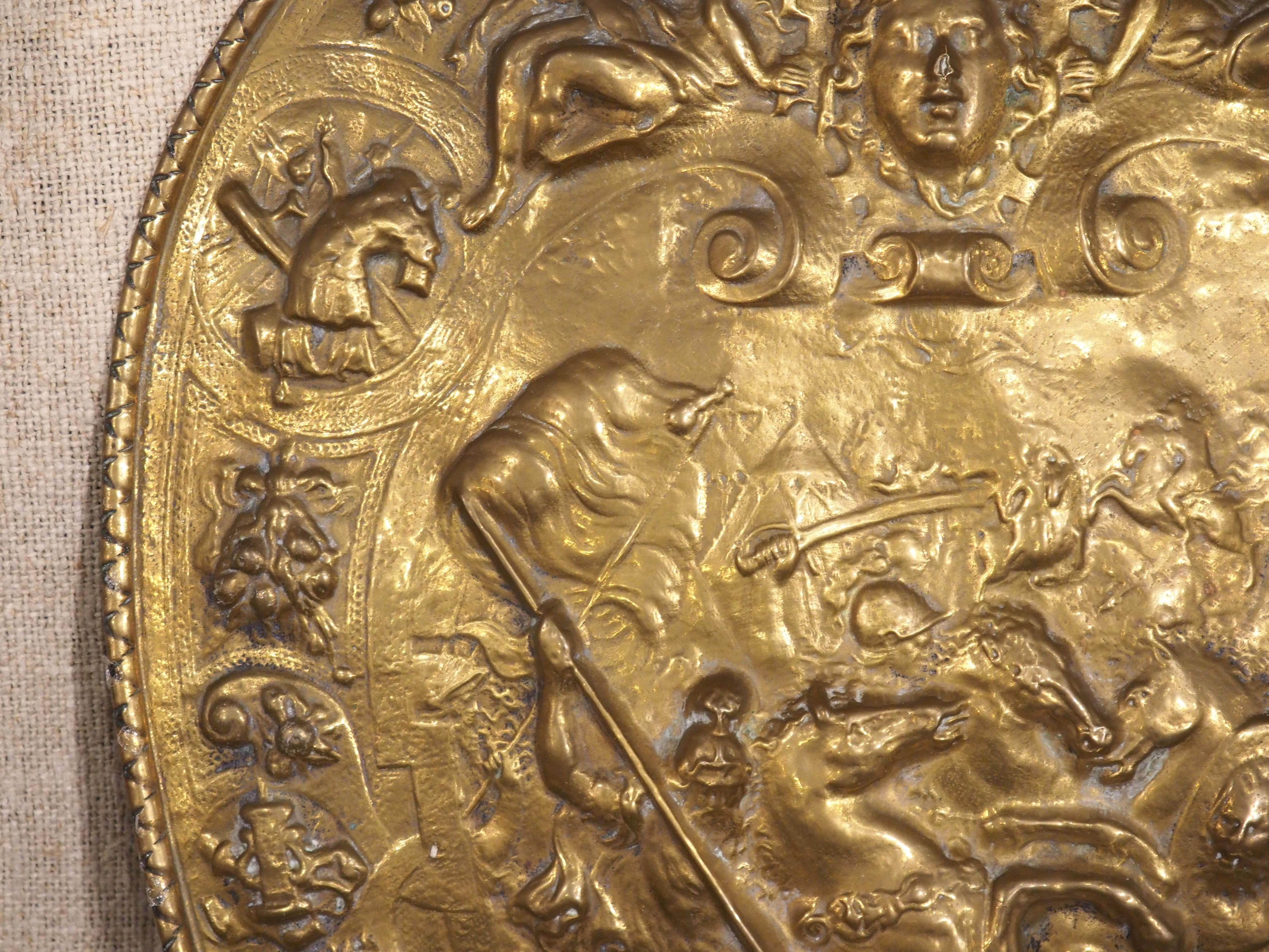 Scudo da parata decorativo Antique French Repousse in ottone, fine '800 1
