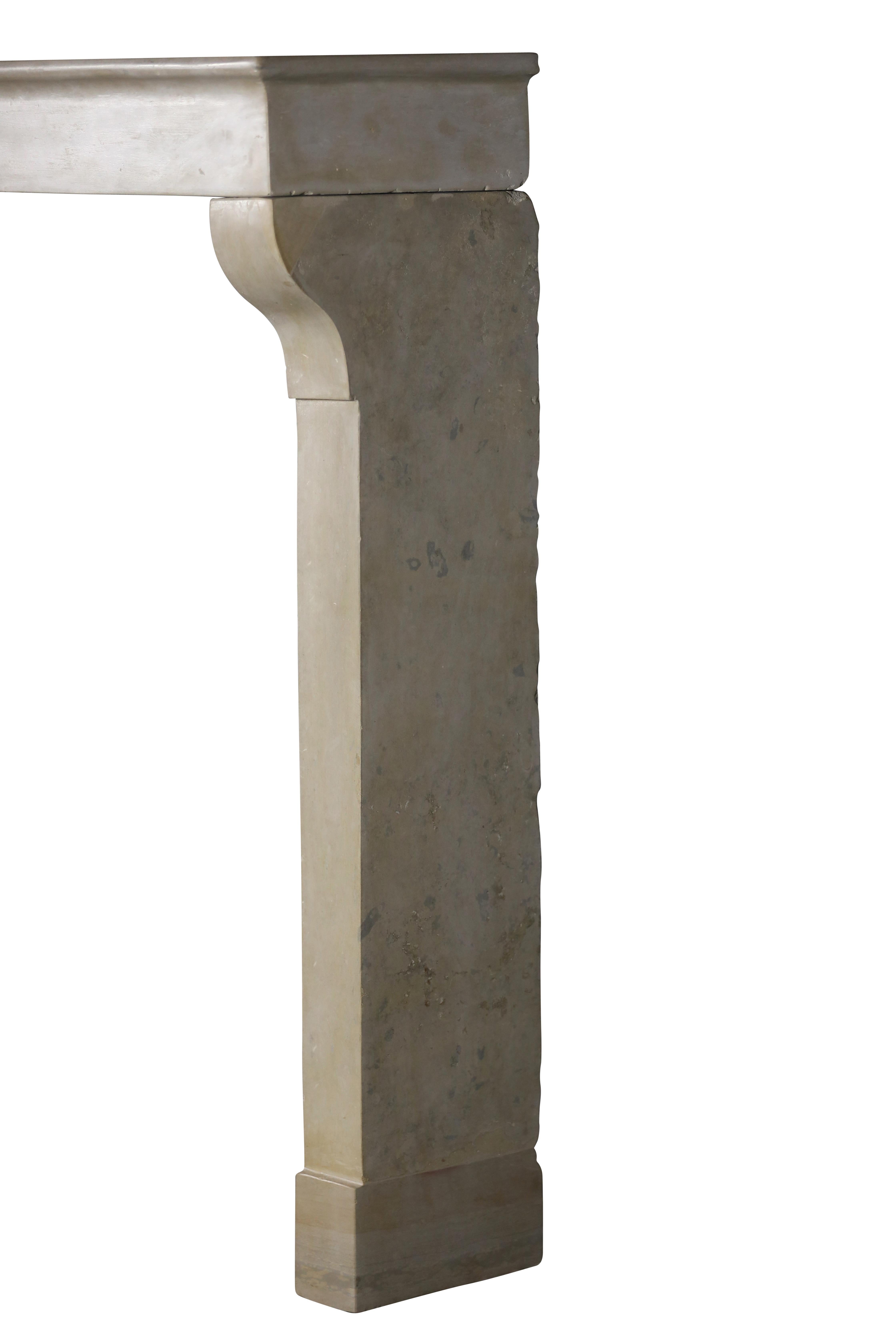 Dekorativer französischer Kamin in Timeless Beige Kalkstein im Angebot 1