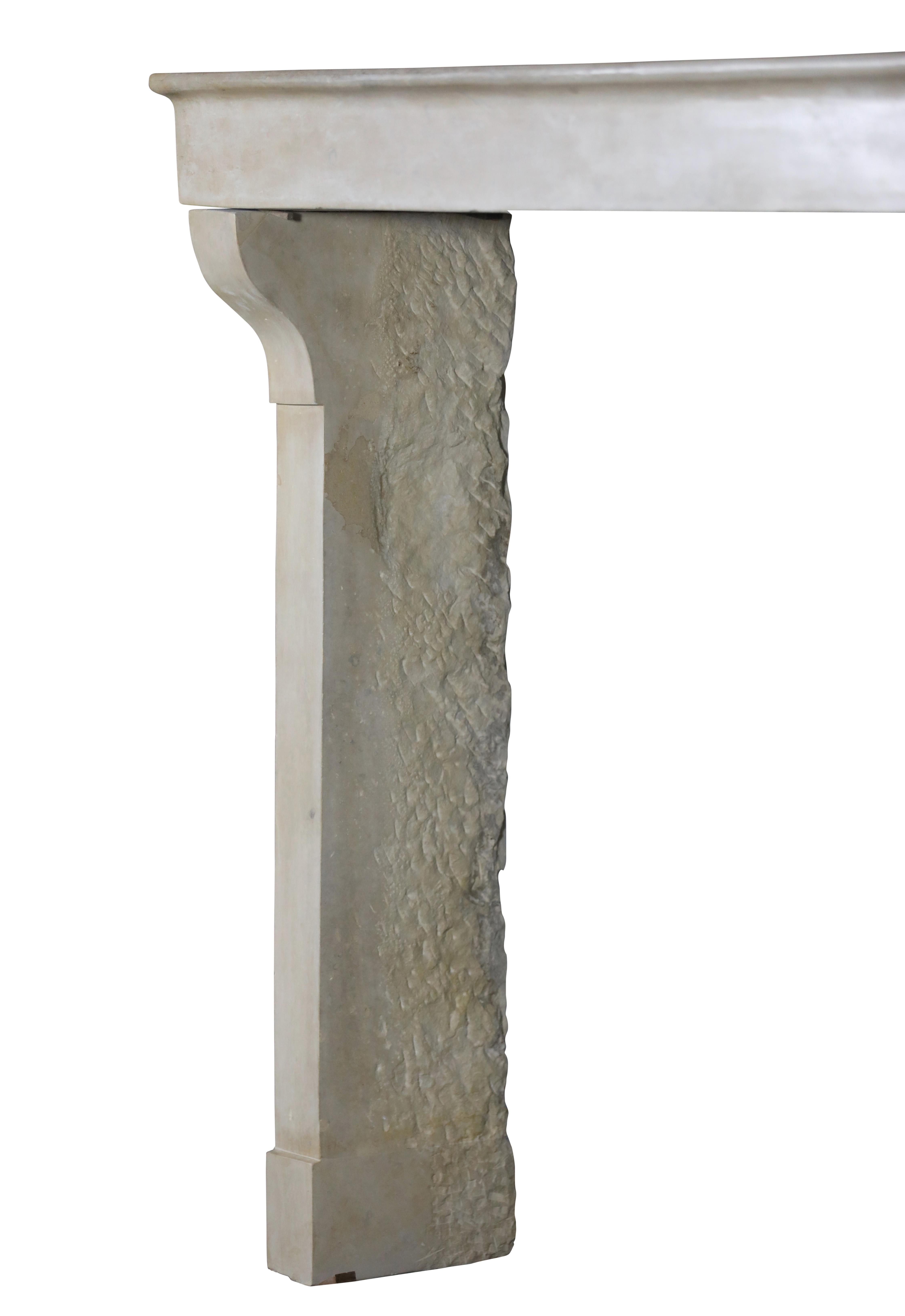 Chimenea decorativa Antique French de piedra caliza beige atemporal 1