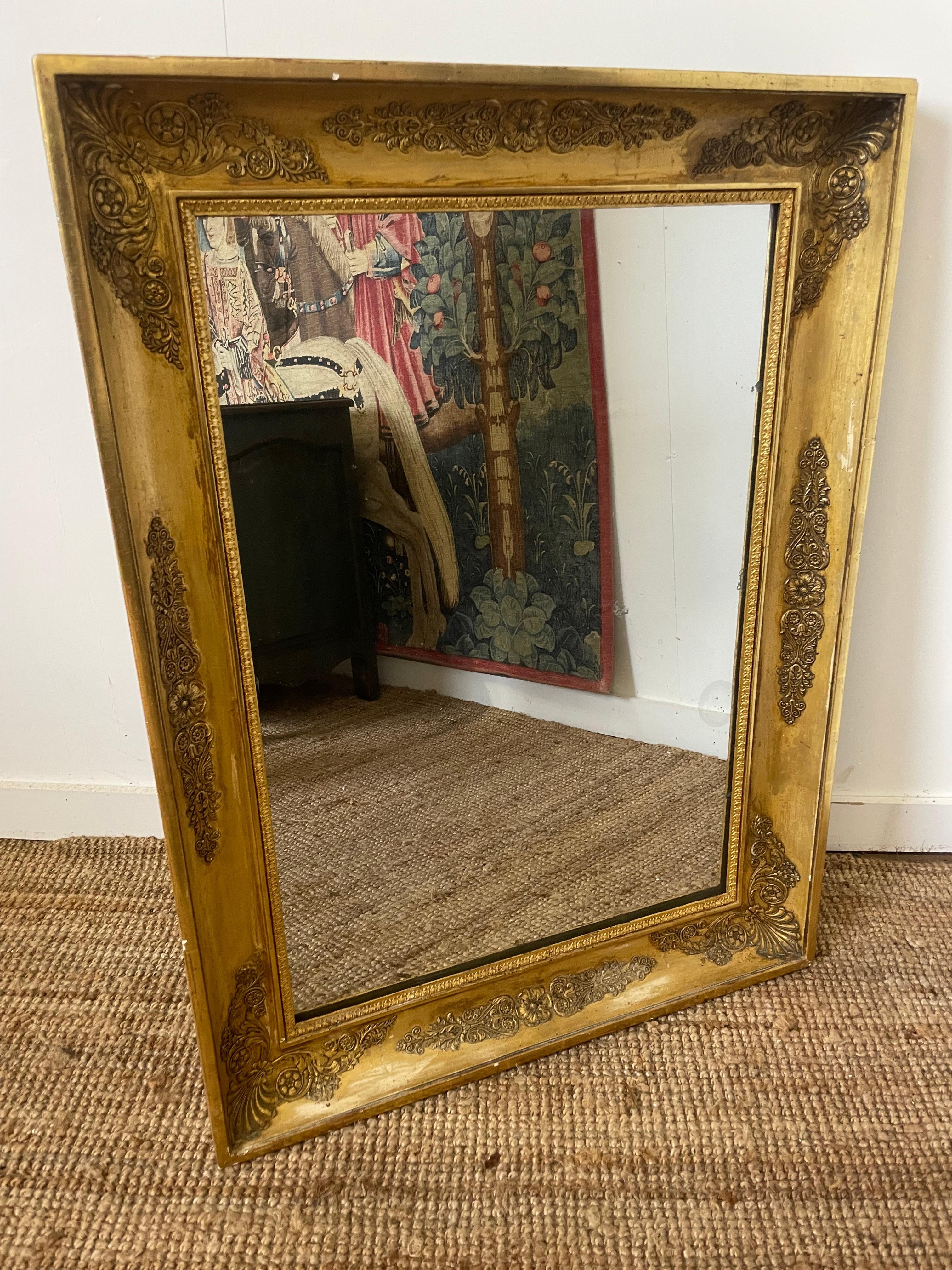 Sehr stilvoller vergoldeter Spiegel aus der Mitte des 19. Jahrhunderts im Empire-Stil
Der große Kissenrahmen, der den originalen Spiegel umgibt, originale Rückwände
Französisch um 1860