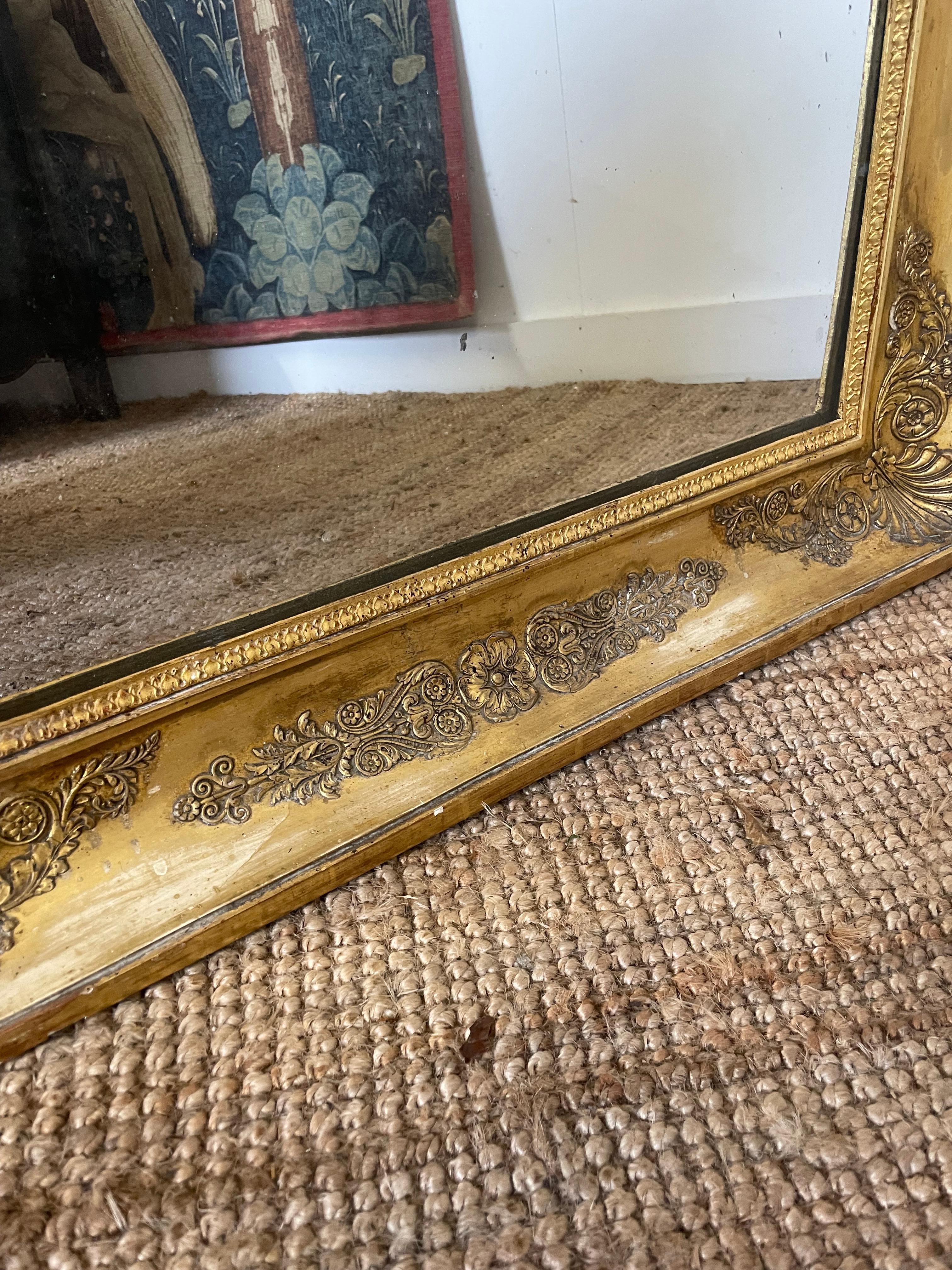 Dekorativer antiker französischer Spiegel im Empire-Stil  (Vergoldetes Holz) im Angebot