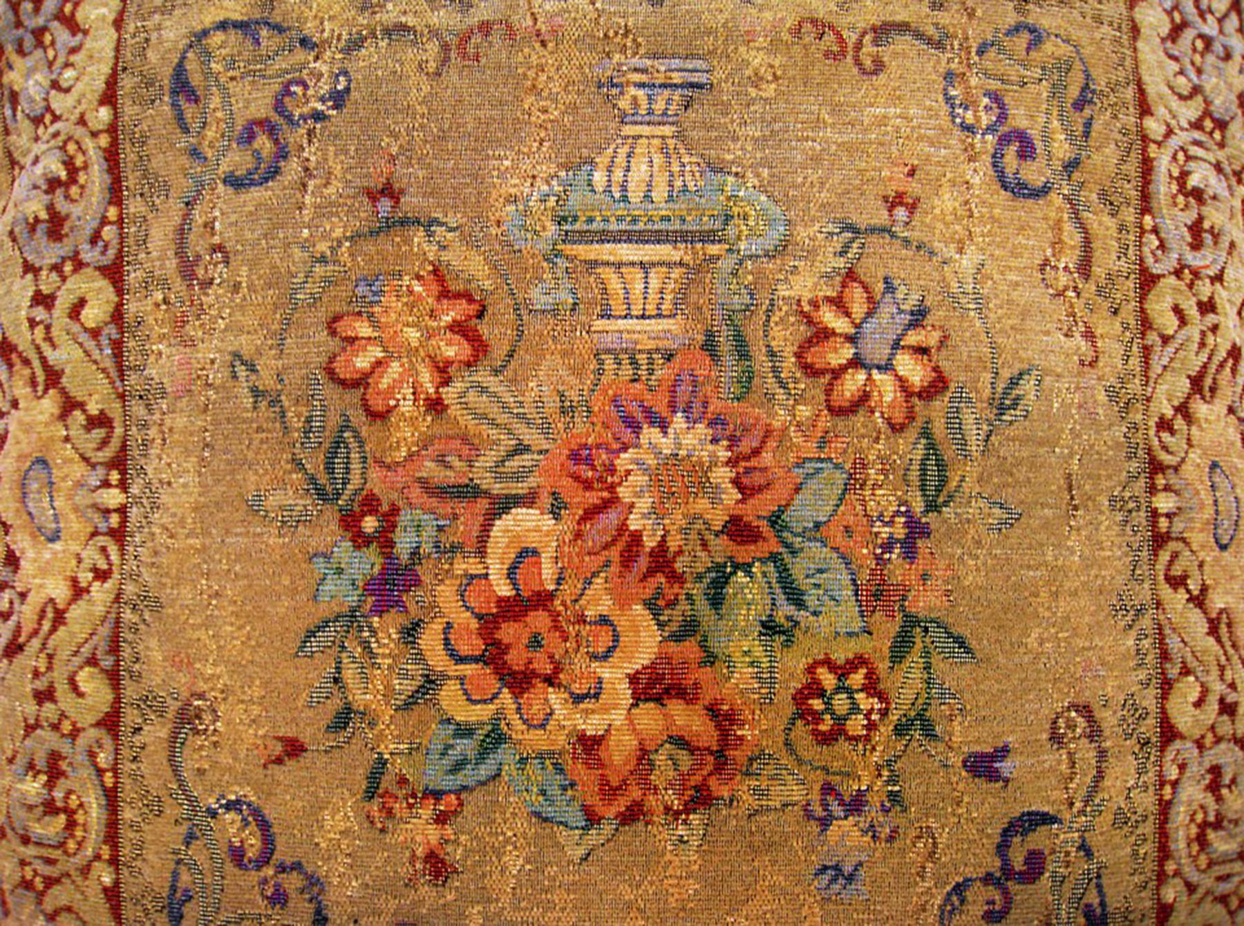 Coussin décoratif français vintage en broderie à l'aiguille avec éléments floraux Bon état - En vente à New York, NY