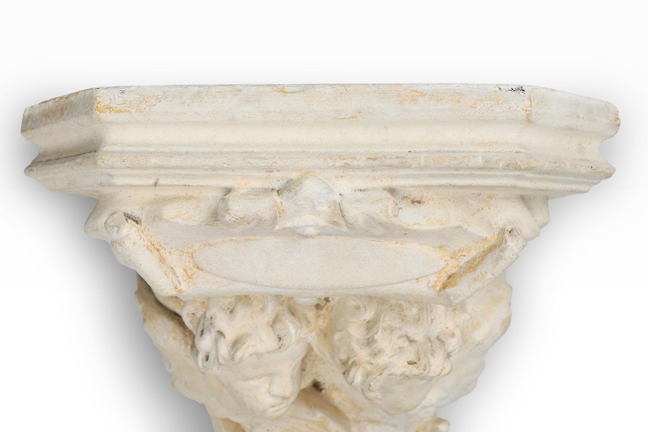 Consola decorativa de yeso Antique French con 3 querubines, ca. 1900 en Bueno estado para la venta en Meulebeke, BE