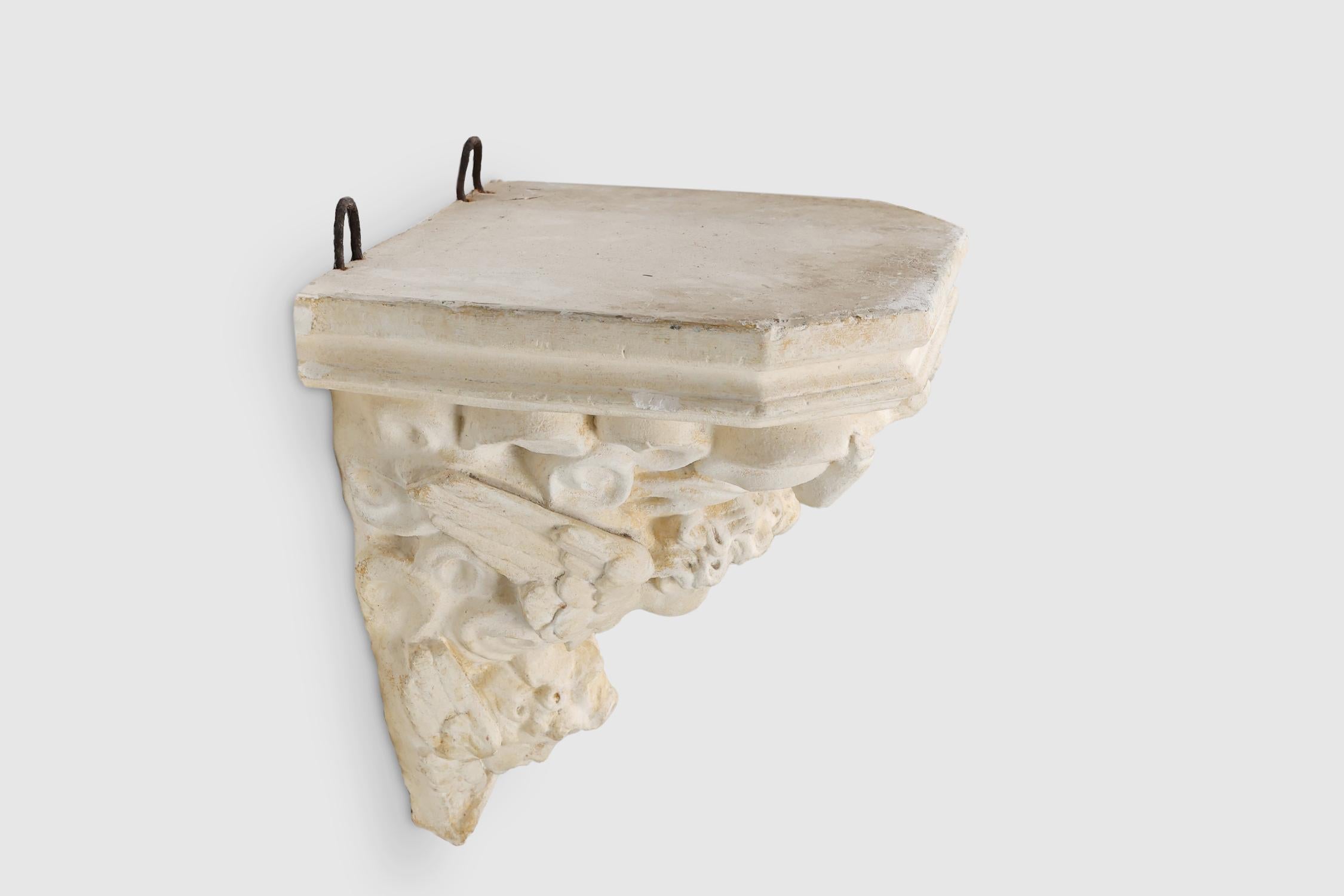Consola decorativa de yeso Antique French con 3 querubines, ca. 1900 en venta 1