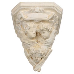 Consolle decorativa da parete in gesso Antique French con 3 putti, 1900 ca.