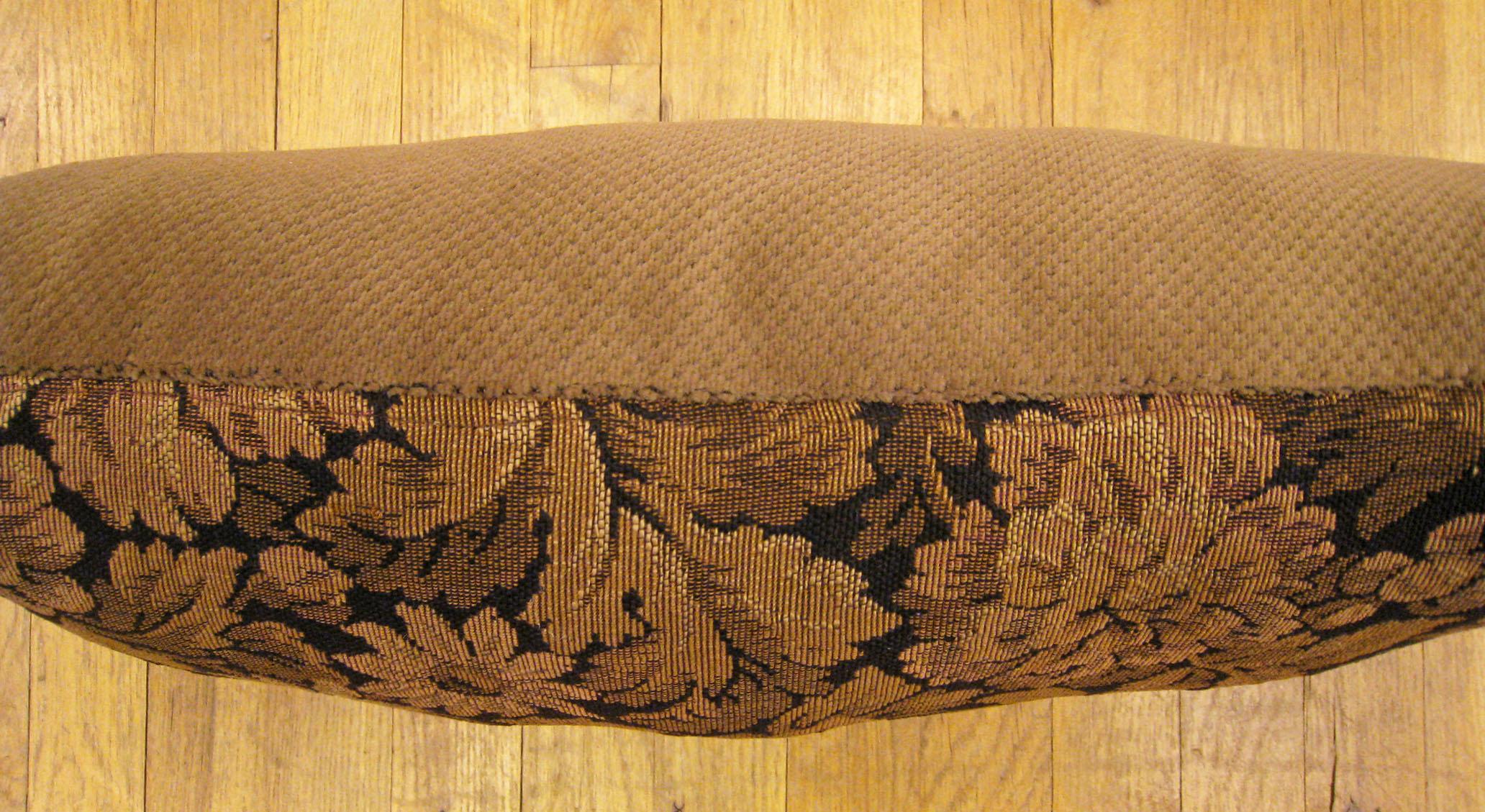 Coussin décoratif français ancien orné d'éléments floraux sur toute sa surface Bon état - En vente à New York, NY