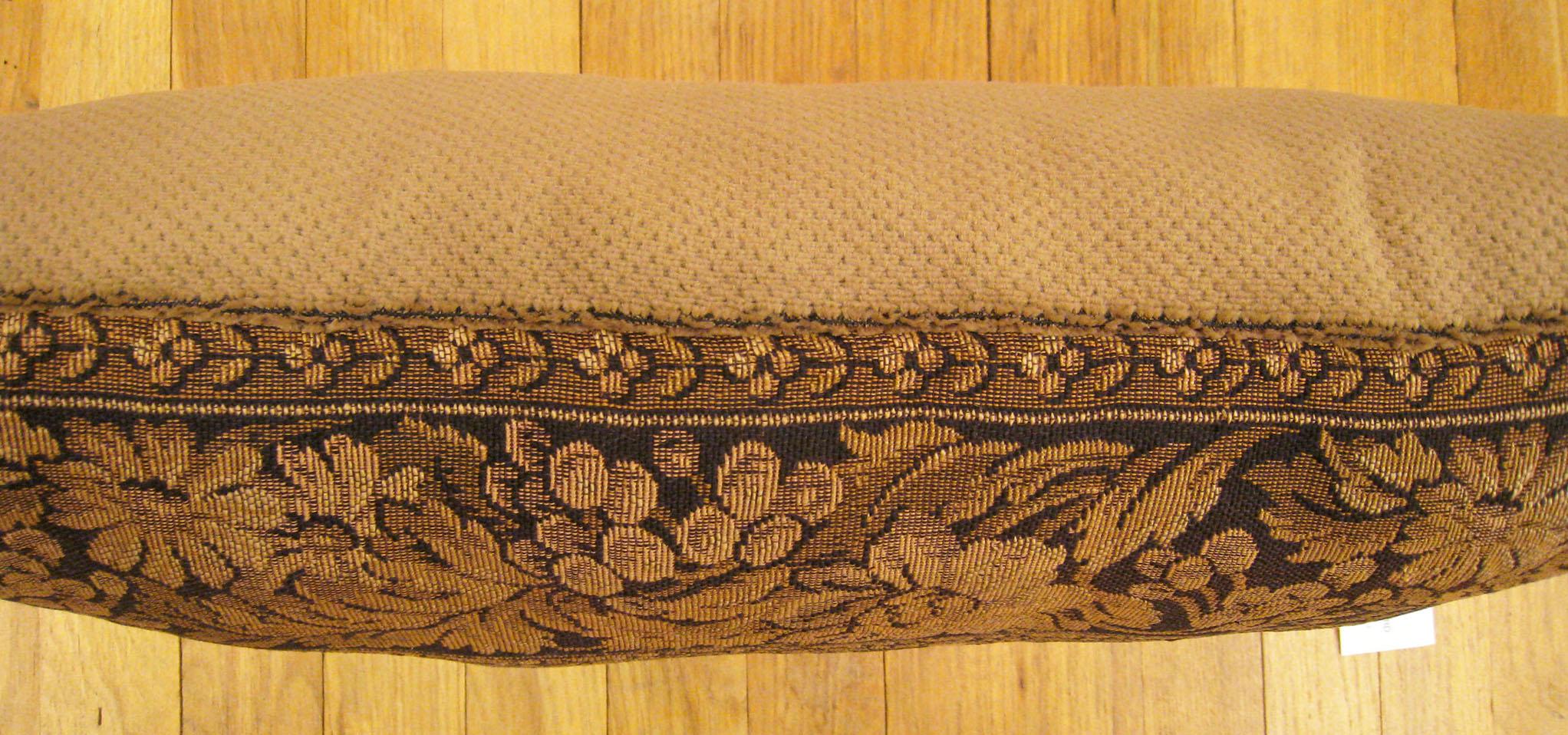Coussin décoratif ancien en tapisserie française avec éléments floraux sur toute sa surface Bon état - En vente à New York, NY