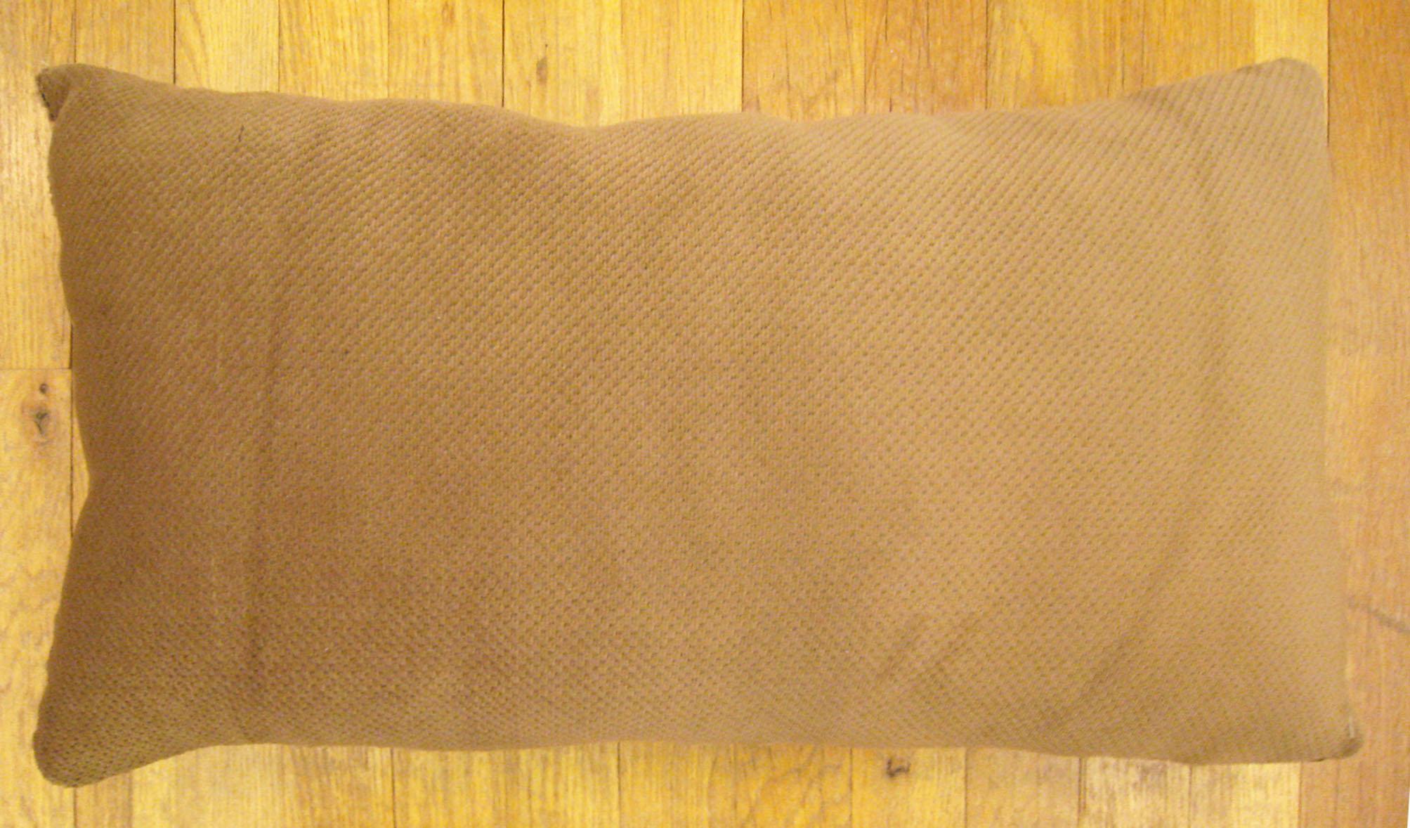Début du 20ème siècle Coussin décoratif français ancien orné d'éléments floraux sur toute sa surface en vente