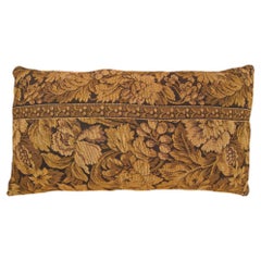 Coussin décoratif ancien en tapisserie française avec éléments floraux sur toute sa surface