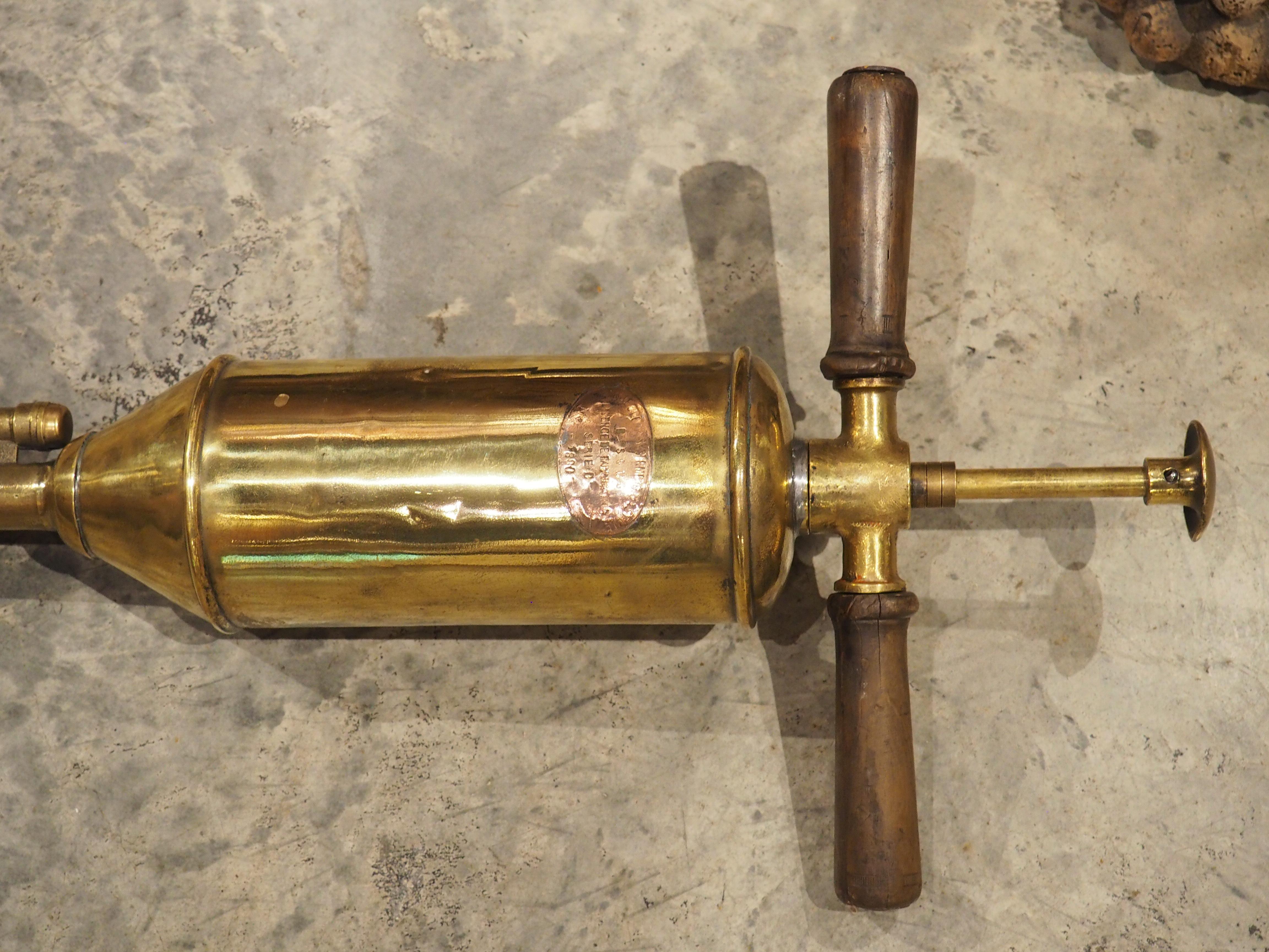 Plus d'informations bientôt...

Fabriqué par Vermorel vers 1880, cet injecteur en bronze appartenait vraisemblablement à un vignoble français au XIXe siècle.  Une poignée en bois en forme de T est fixée au sommet d'un grand réservoir cylindrique qui