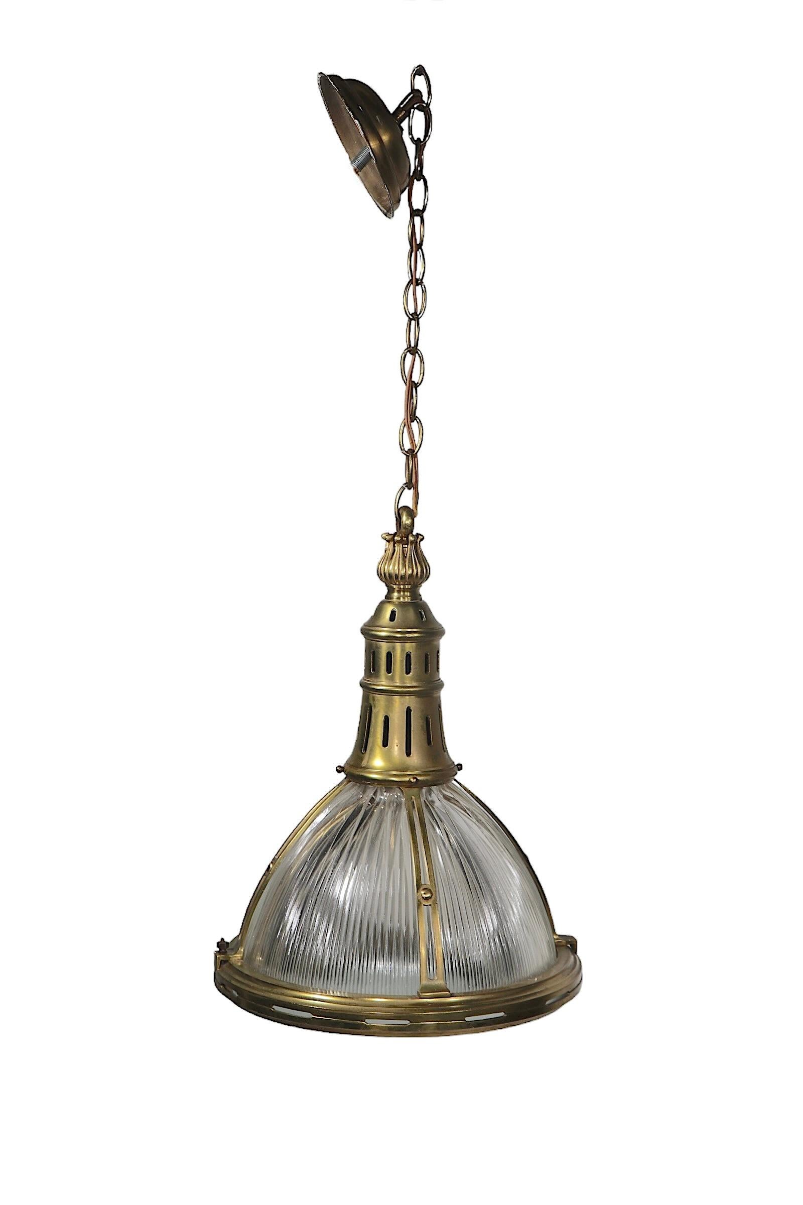 Industriel Lustre pendentif décoratif en Halophane antique avec quincaillerie en laiton en vente