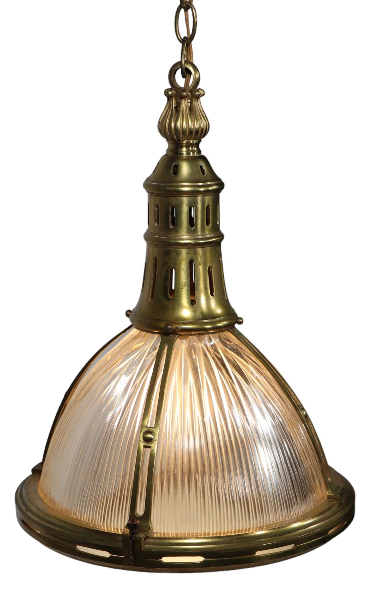 Laiton Lustre pendentif décoratif en Halophane antique avec quincaillerie en laiton en vente