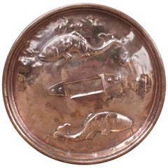 Dekorativer antiker handgehämmerter Fischdeckel aus Kupfer