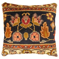 Coussin décoratif indien ancien tapis Agra avec éléments floraux sur toute sa surface