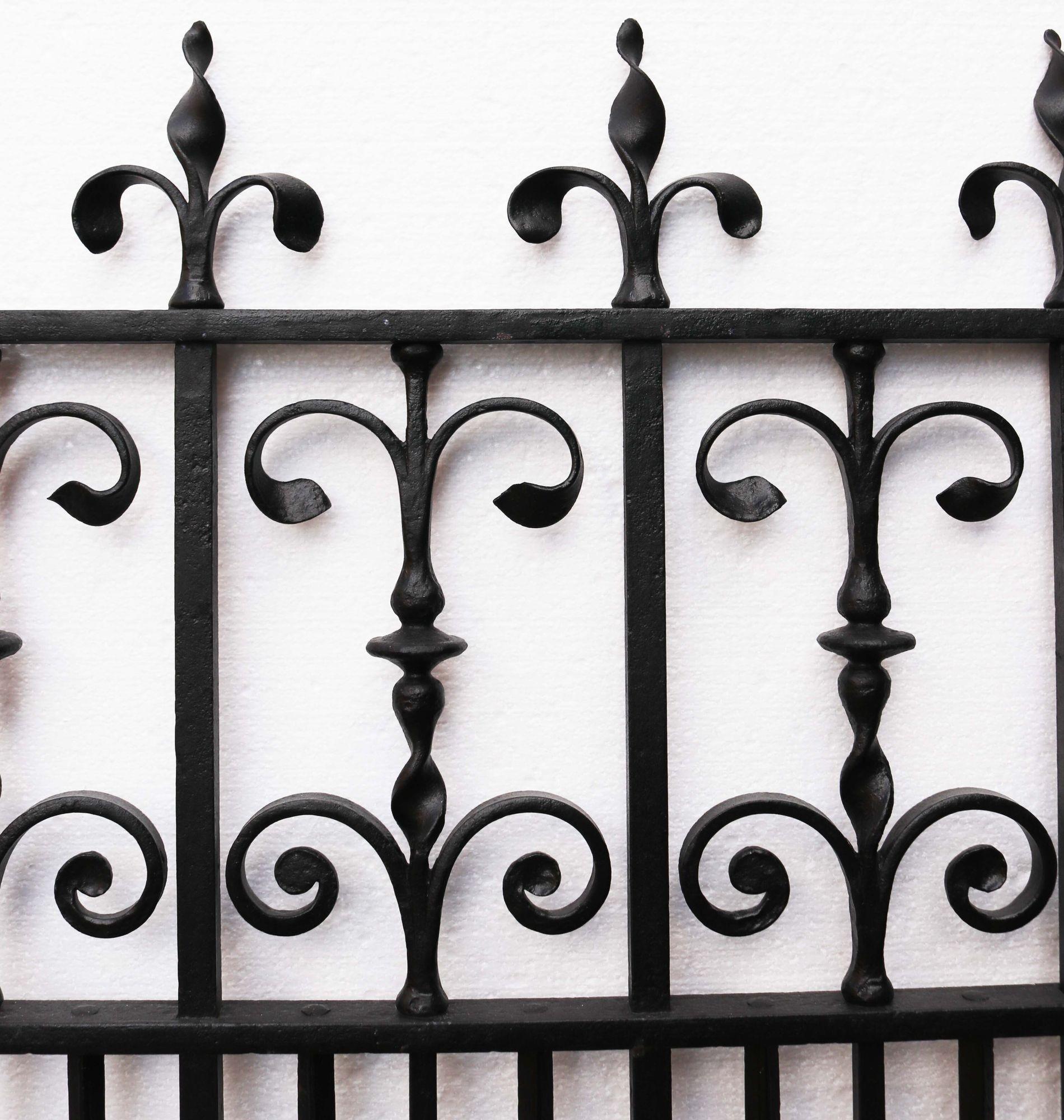 Decorative Antique Iron Gate In Good Condition For Sale In Wormelow, Herefordshire