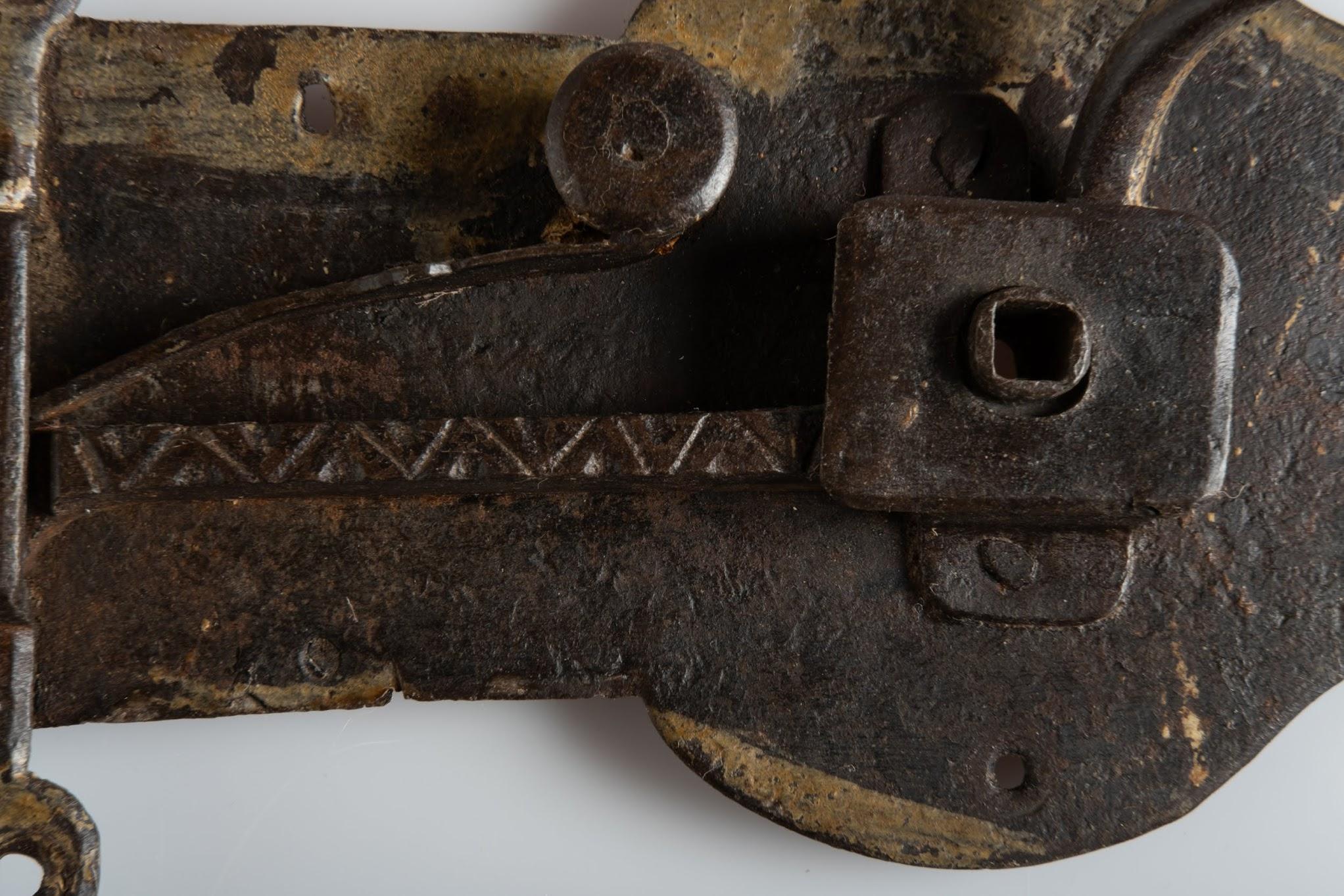 Decorative Antique Iron Lock with Handle, Italy, circa 1600 In Good Condition For Sale In New York, NY