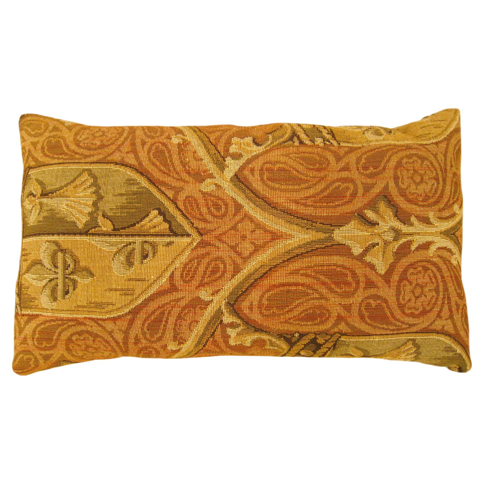 Coussin décoratif ancien en tapisserie jacquard avec un design symétrique sur toute sa surface
