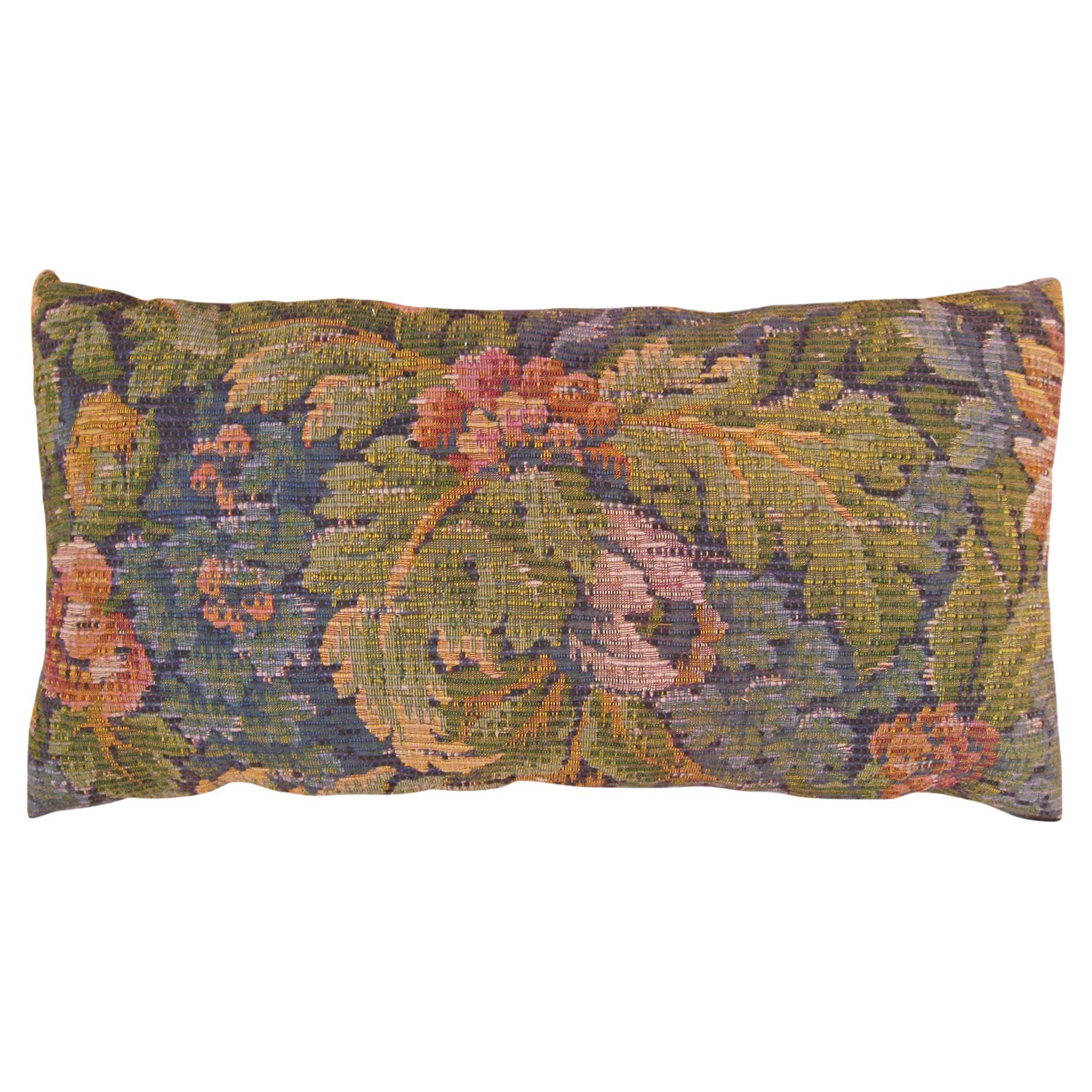 Coussin décoratif ancien en tapisserie jacquard avec éléments floraux sur toute sa surface