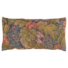 Coussin décoratif ancien en tapisserie jacquard avec éléments floraux sur toute sa surface