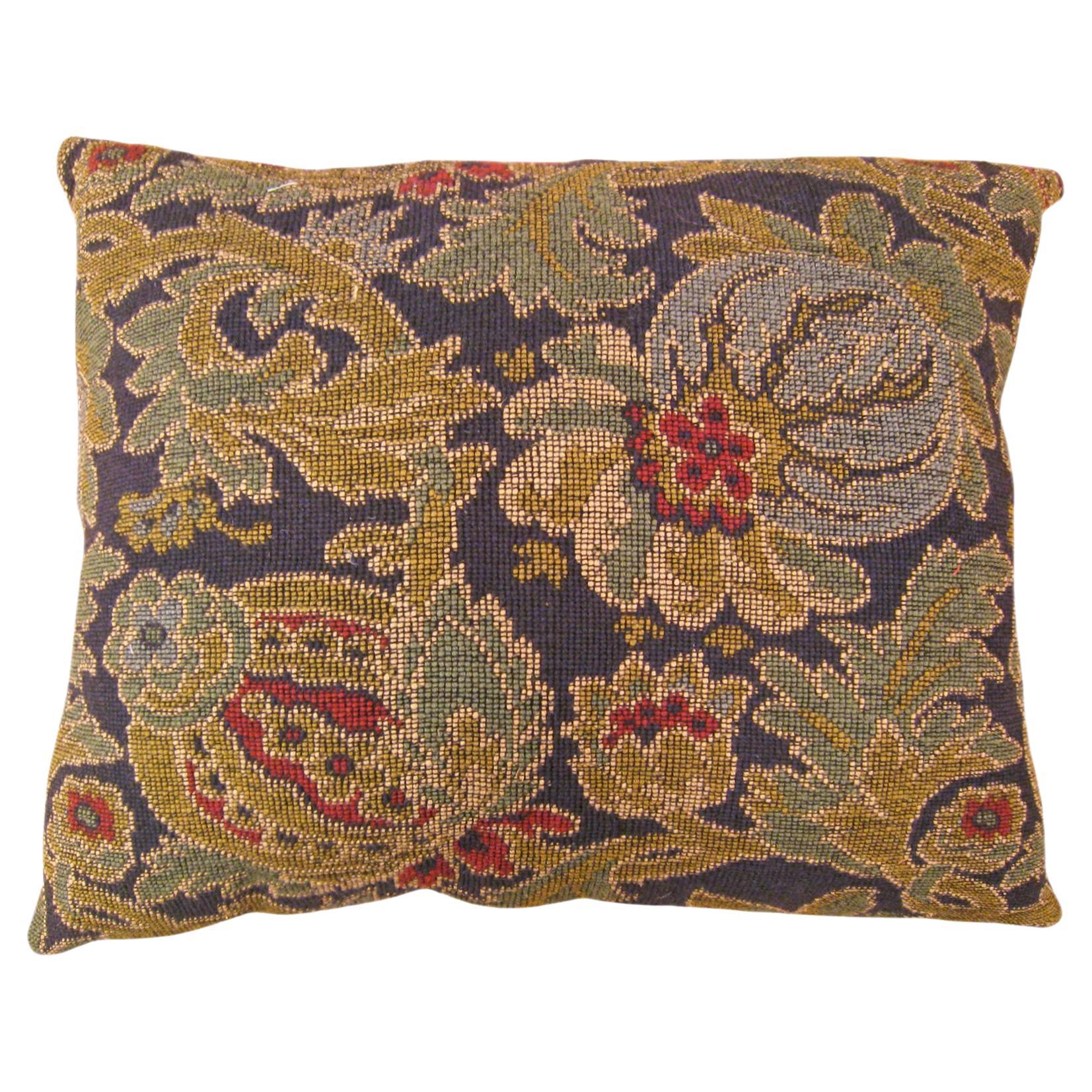 Coussin décoratif ancien en tapisserie jacquard avec éléments floraux sur toute sa surface