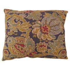 Coussin décoratif ancien en tapisserie jacquard avec éléments floraux sur toute sa surface