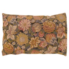 Coussin décoratif ancien en tapisserie jacquard avec éléments floraux sur toute sa surface