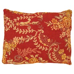 Coussin décoratif ancien en tapisserie jacquard avec éléments floraux sur toute sa surface