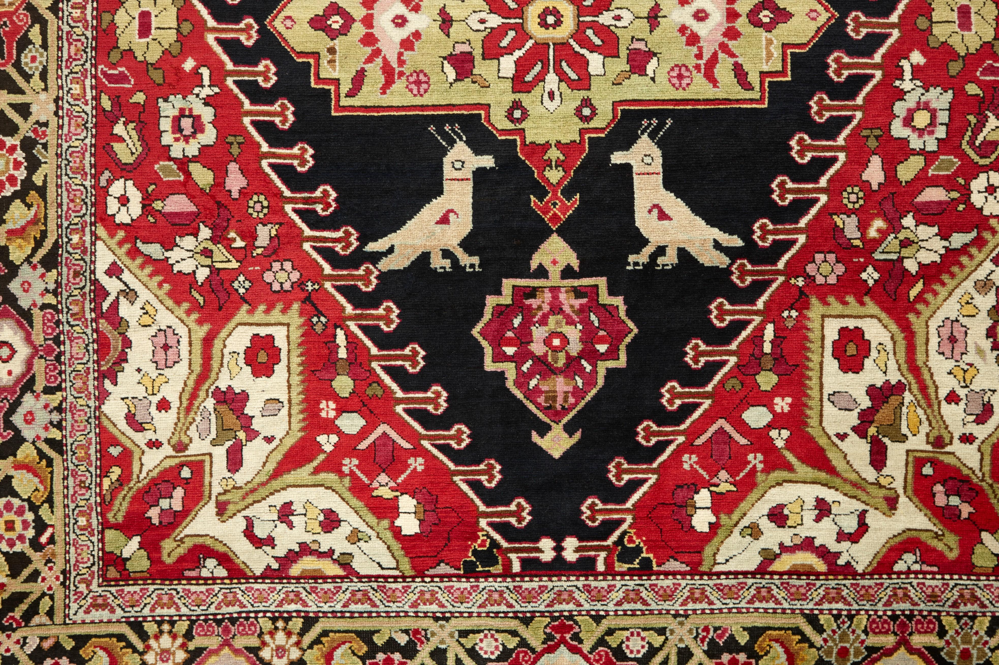 Basándose en antiguos motivos tribales, diseños geométricos y abstracciones lúdicas, las alfombras caucásicas son tejidas en entornos tribales por aldeanos o nómadas.

Las alfombras caucásicas son tejidas en Georgia, Armenia, Azerbaiyán y el