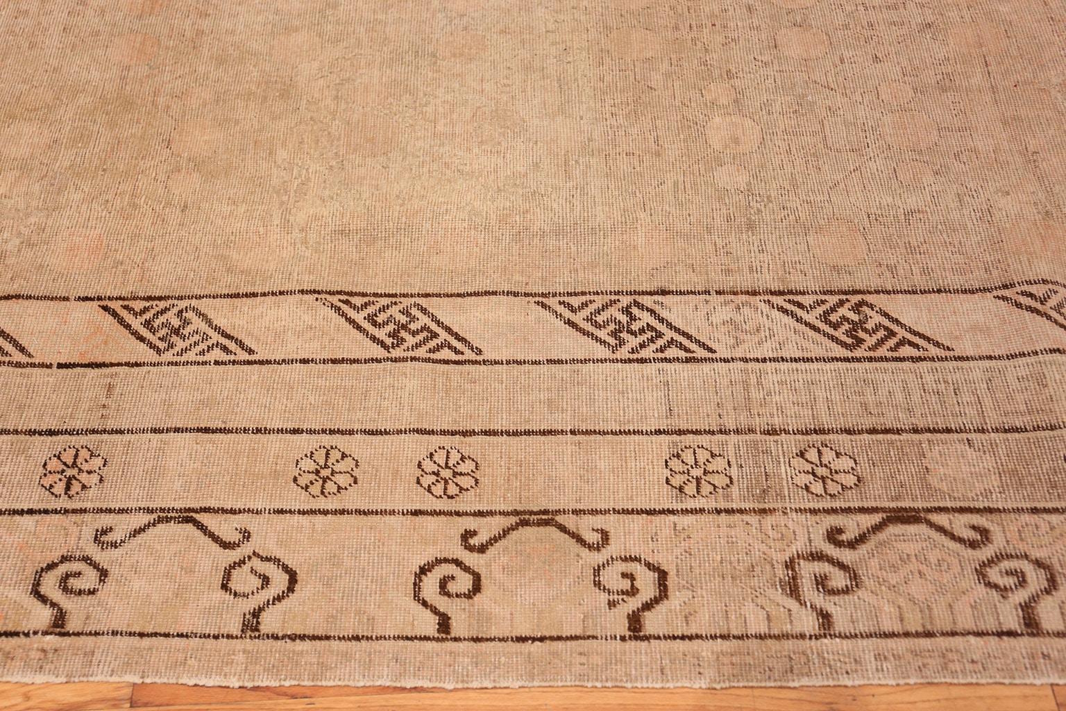 Dekorativer antiker Khotan-Teppich. Größe: 8 Fuß x 16 Fuß (Ostturkestanisch) im Angebot